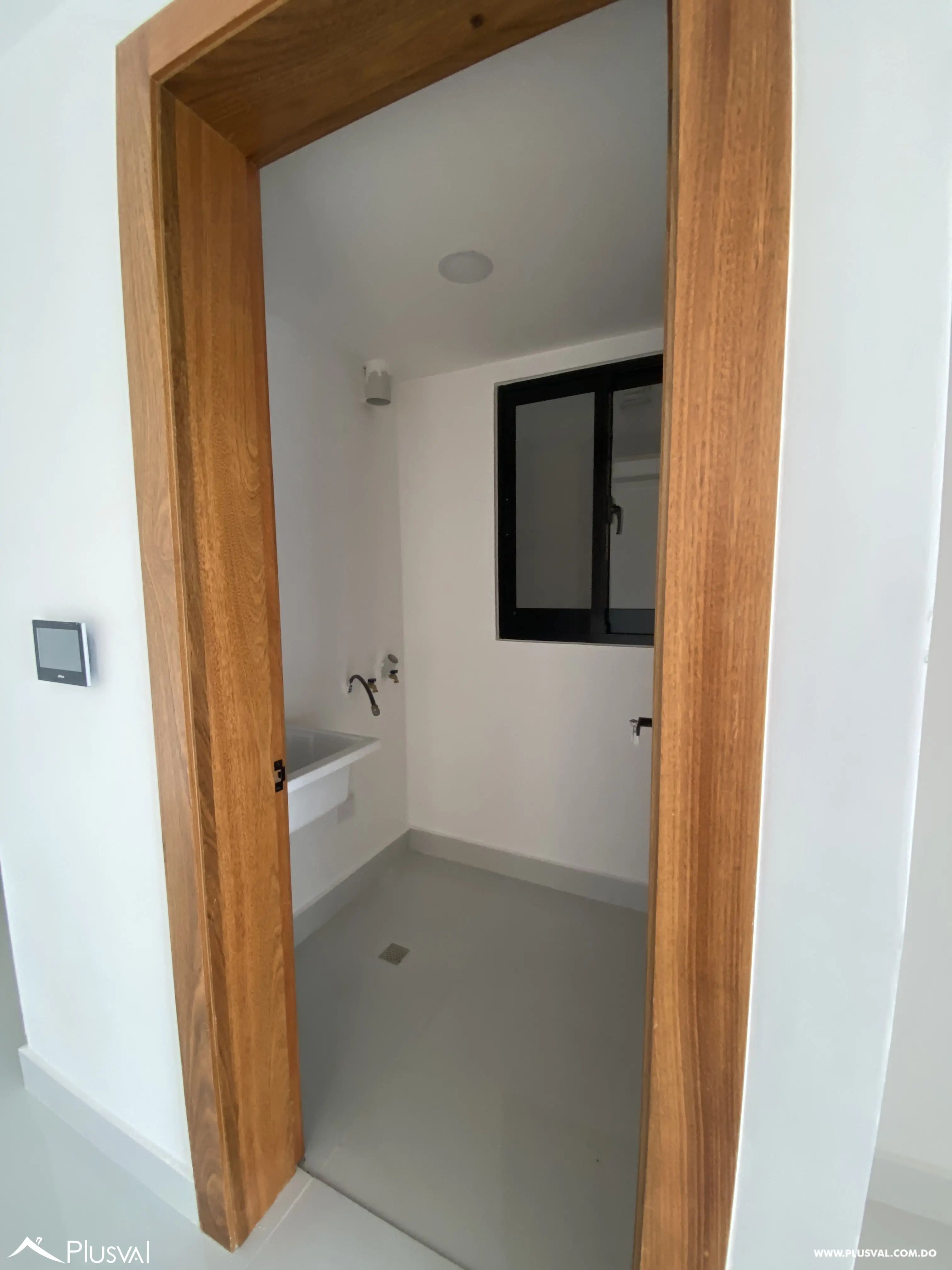 Apartamento en 4to nivel con ascensor, ubicado en una moderna torre próxima al Aeropuerto Internacional del Cibao, ideal para vivir o invertir. 518554