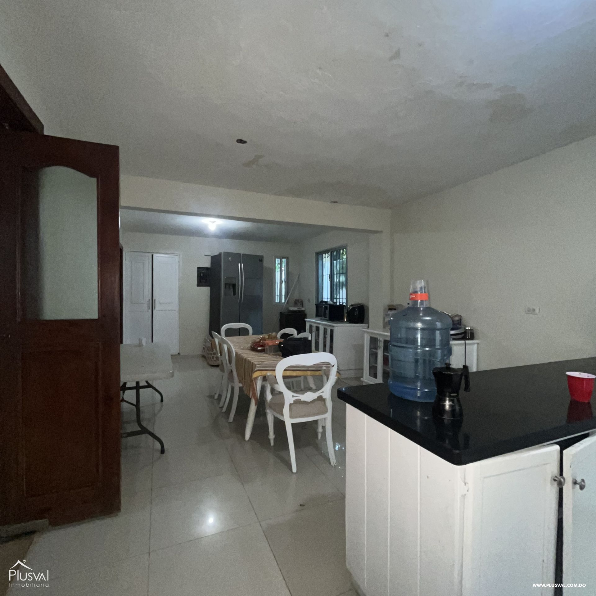 Casa en venta en calle comercial con espacios bien amplios 390887