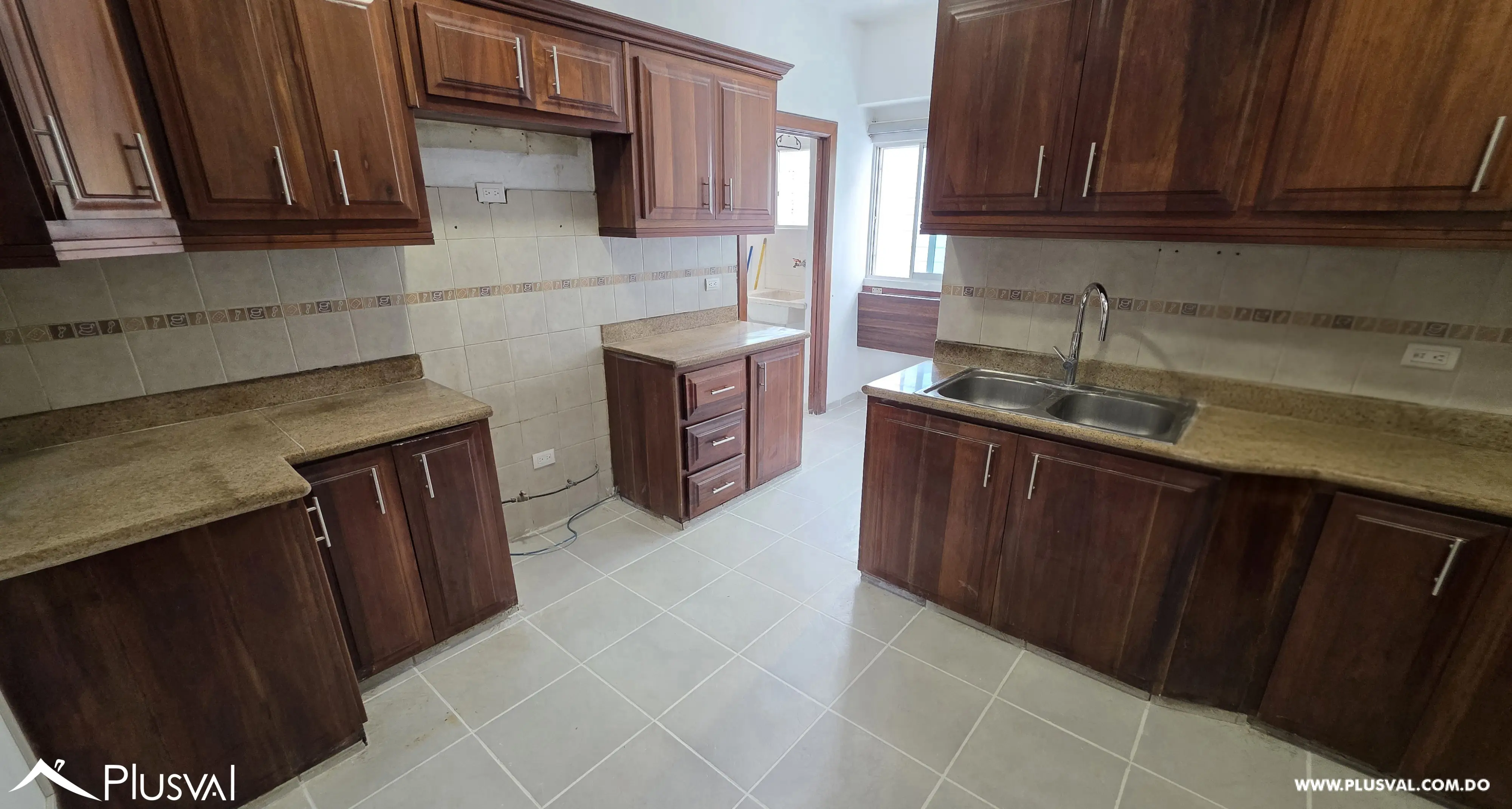 Amplio apartamento en alquiler en Evaristo Morales 536928