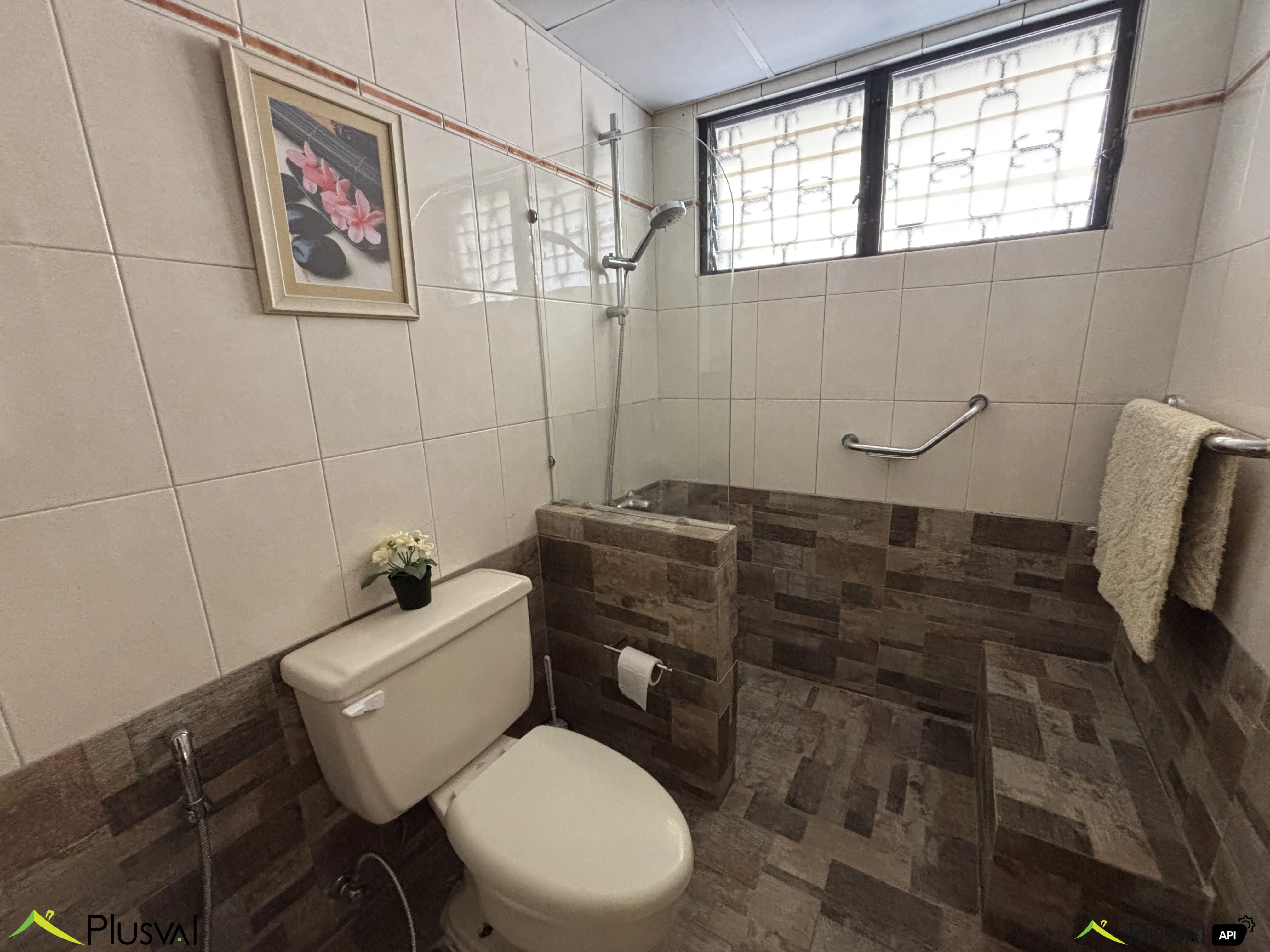 Clásico y amplio apartamento en Venta parcialmente remodelado en primer nivel ubicado en el centro de Piantini, cerca de restaurants, plazas comerciales, salones de belleza, supermercados, etc. 447233