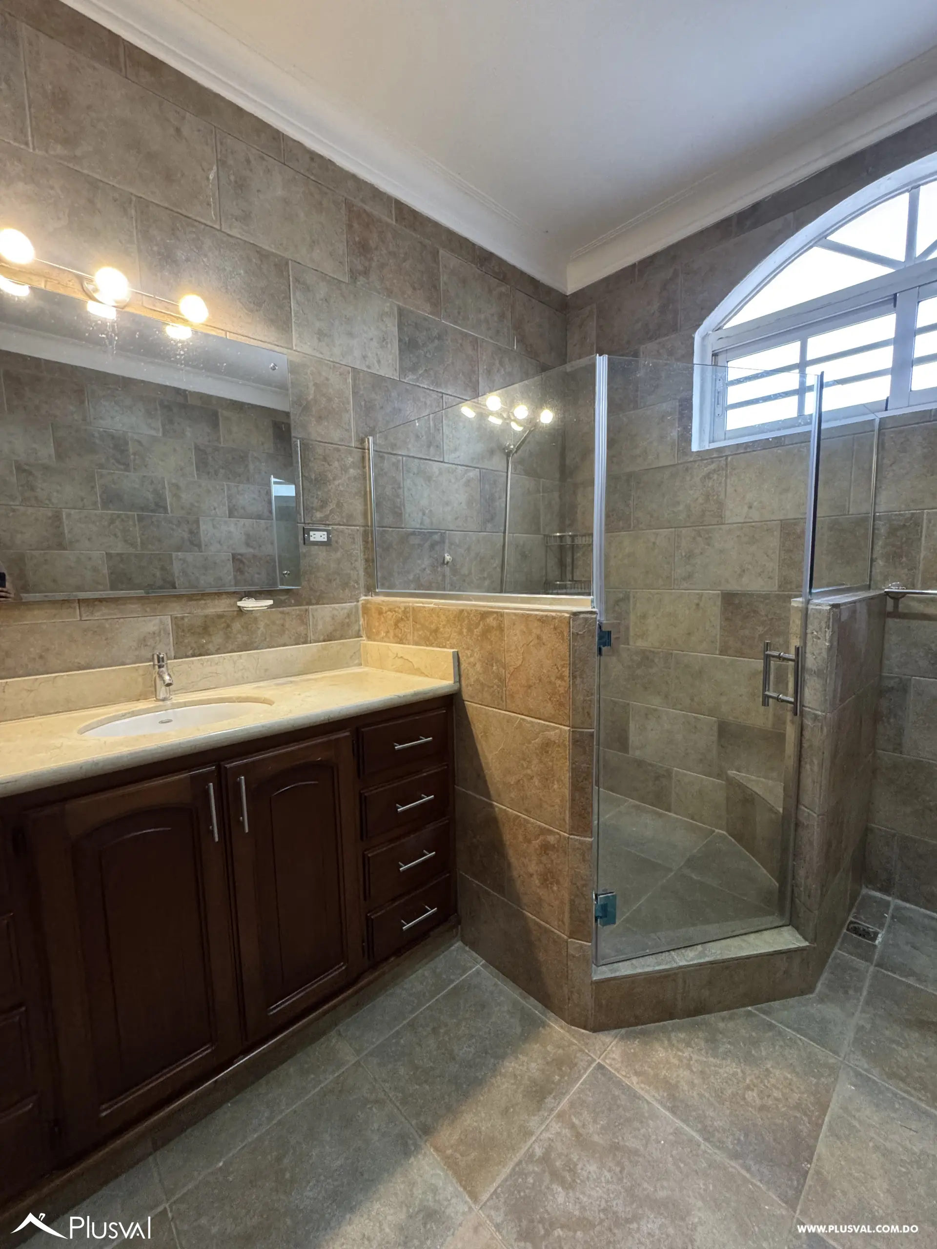 Casa de Dos Niveles en Alquiler en Exclusivo Complejo Habitacional Privado 528704