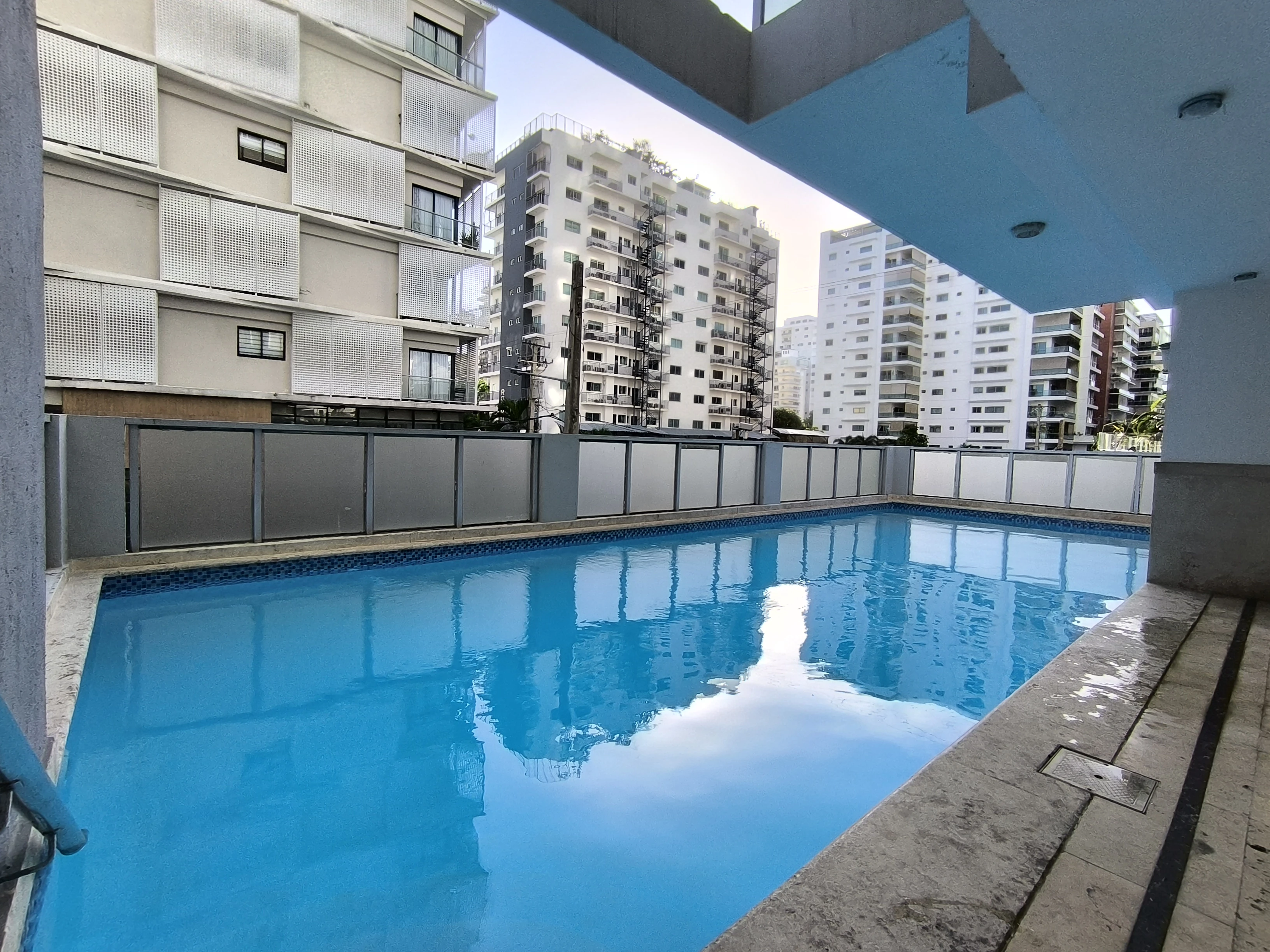 Amplio apartamento en alquiler con aires acondicionado y piscina en Piantini 440452