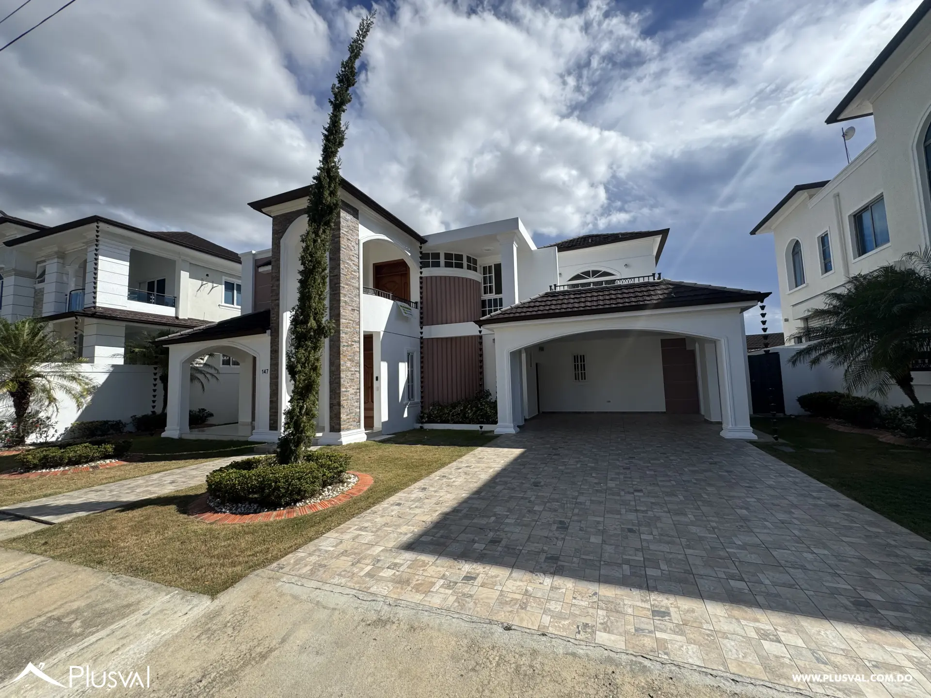 Casa de Dos Niveles en Alquiler en Exclusivo Complejo Habitacional Privado 528674
