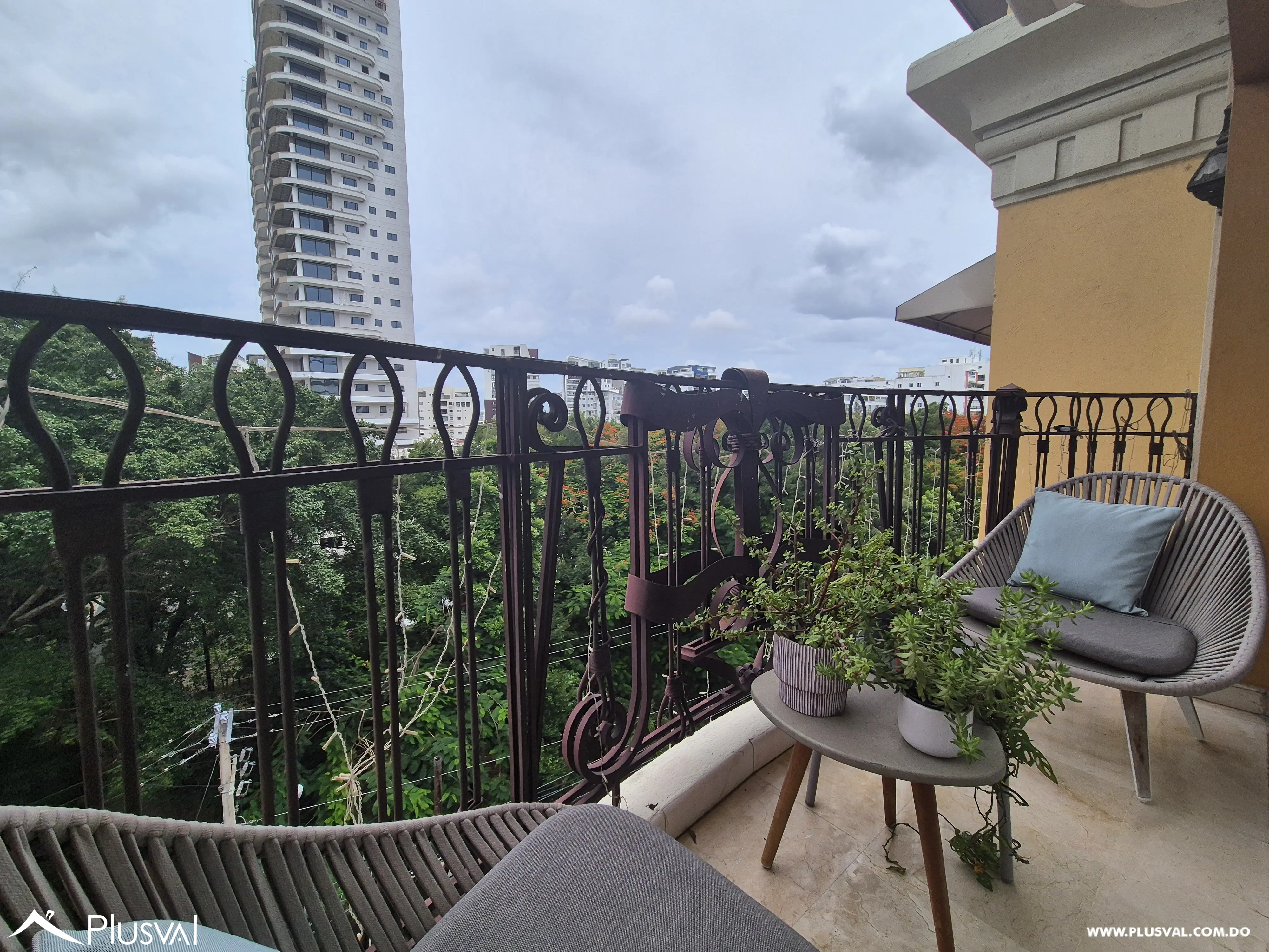 Apartamento uno por piso en venta en Serralles en piso alto 456282