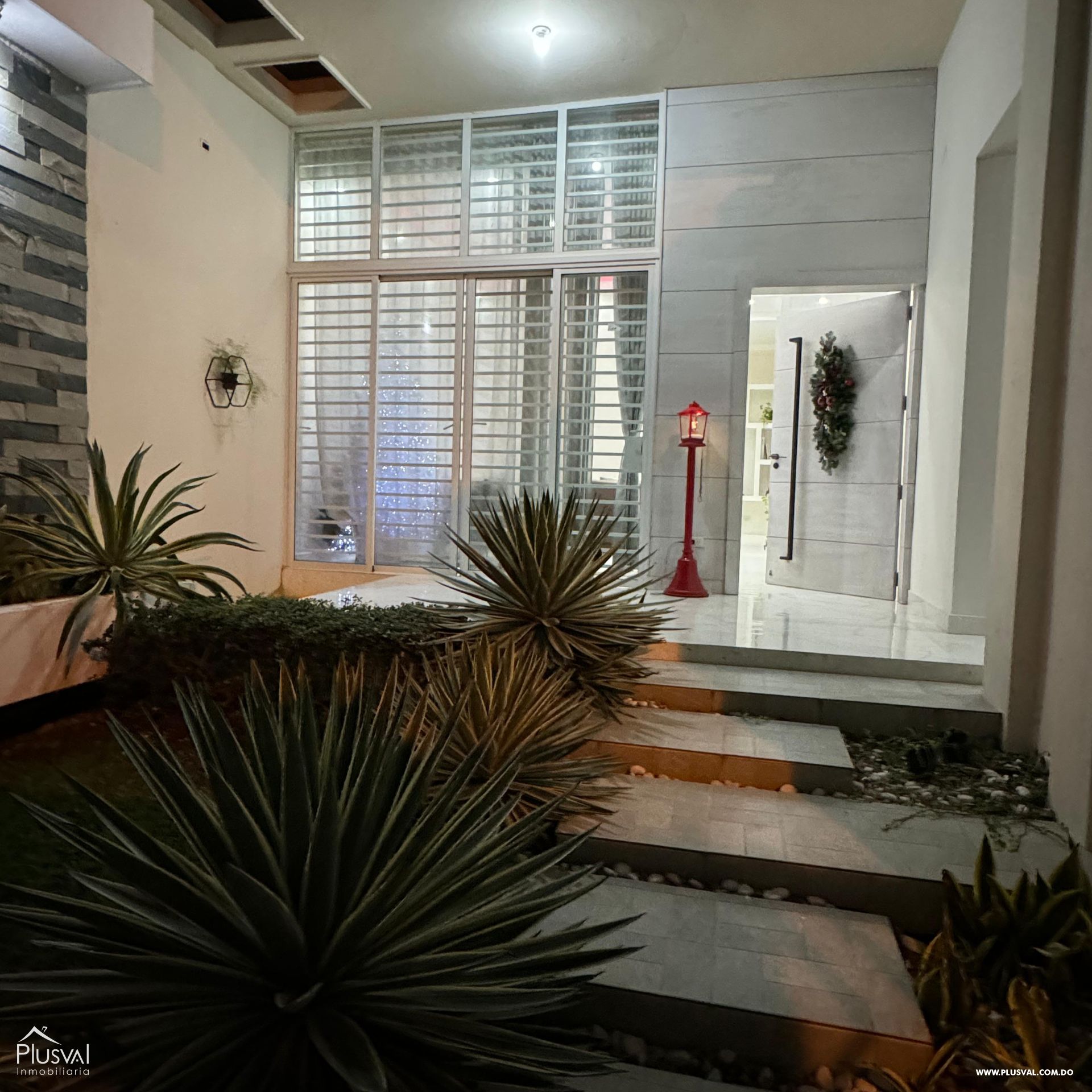 Casa con amplios espacios y moderno diseño en La Vega. 397691