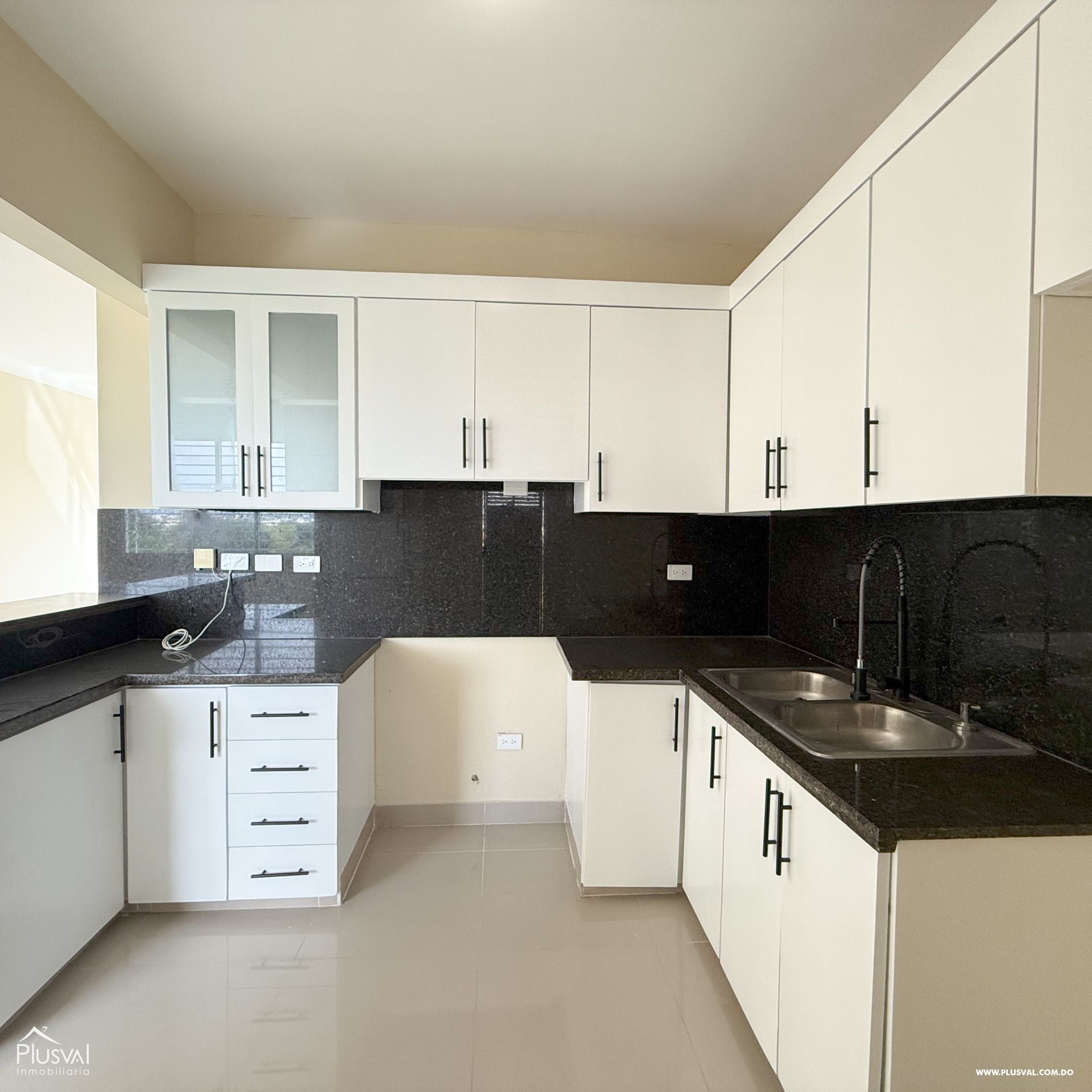 Venta de apartamento en Exclusiva Área de Santiago con parqueos techados. 397812