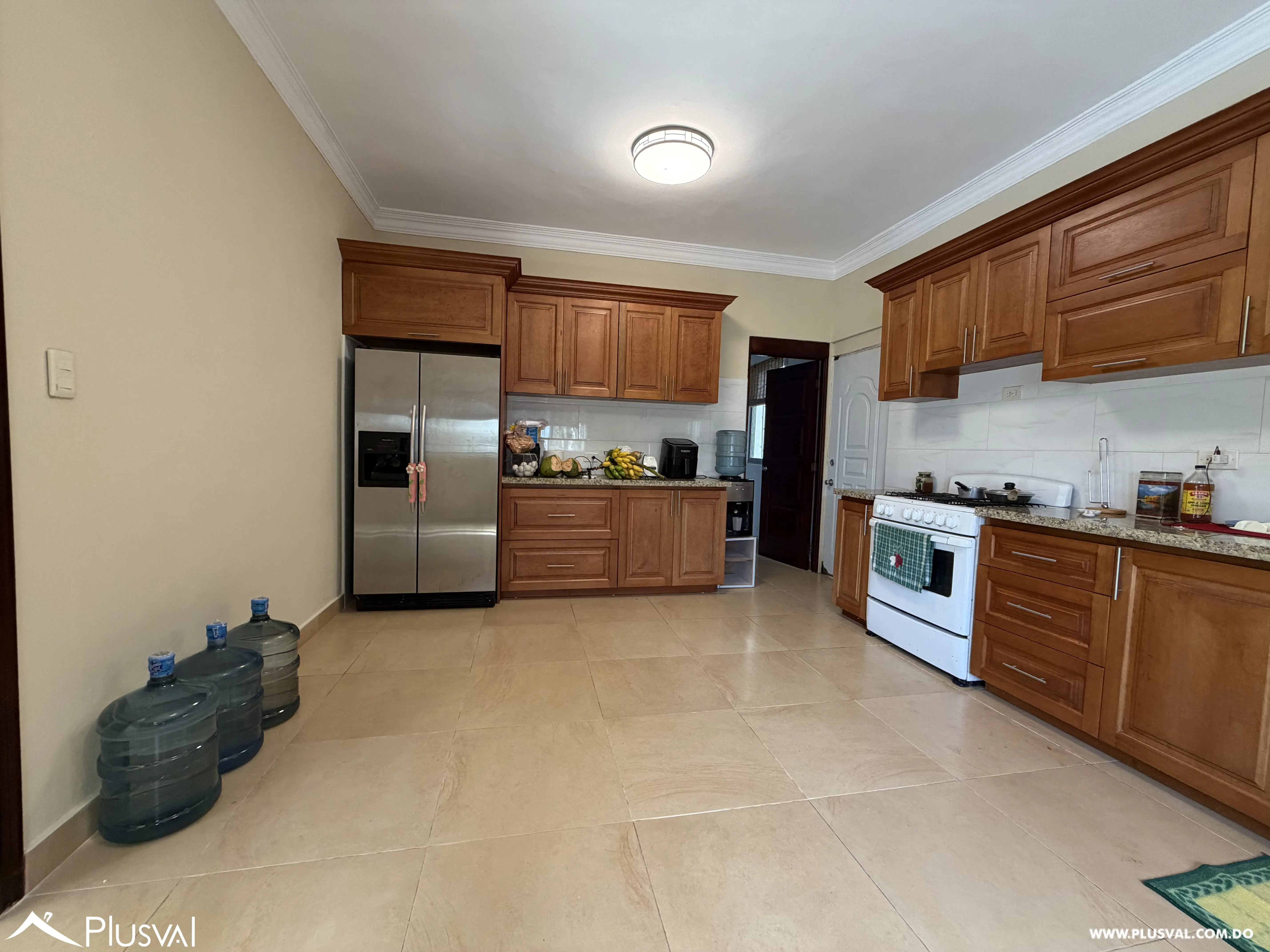 Casa de 3 Niveles con Piscina y Área Social en Juan Dolio 513229