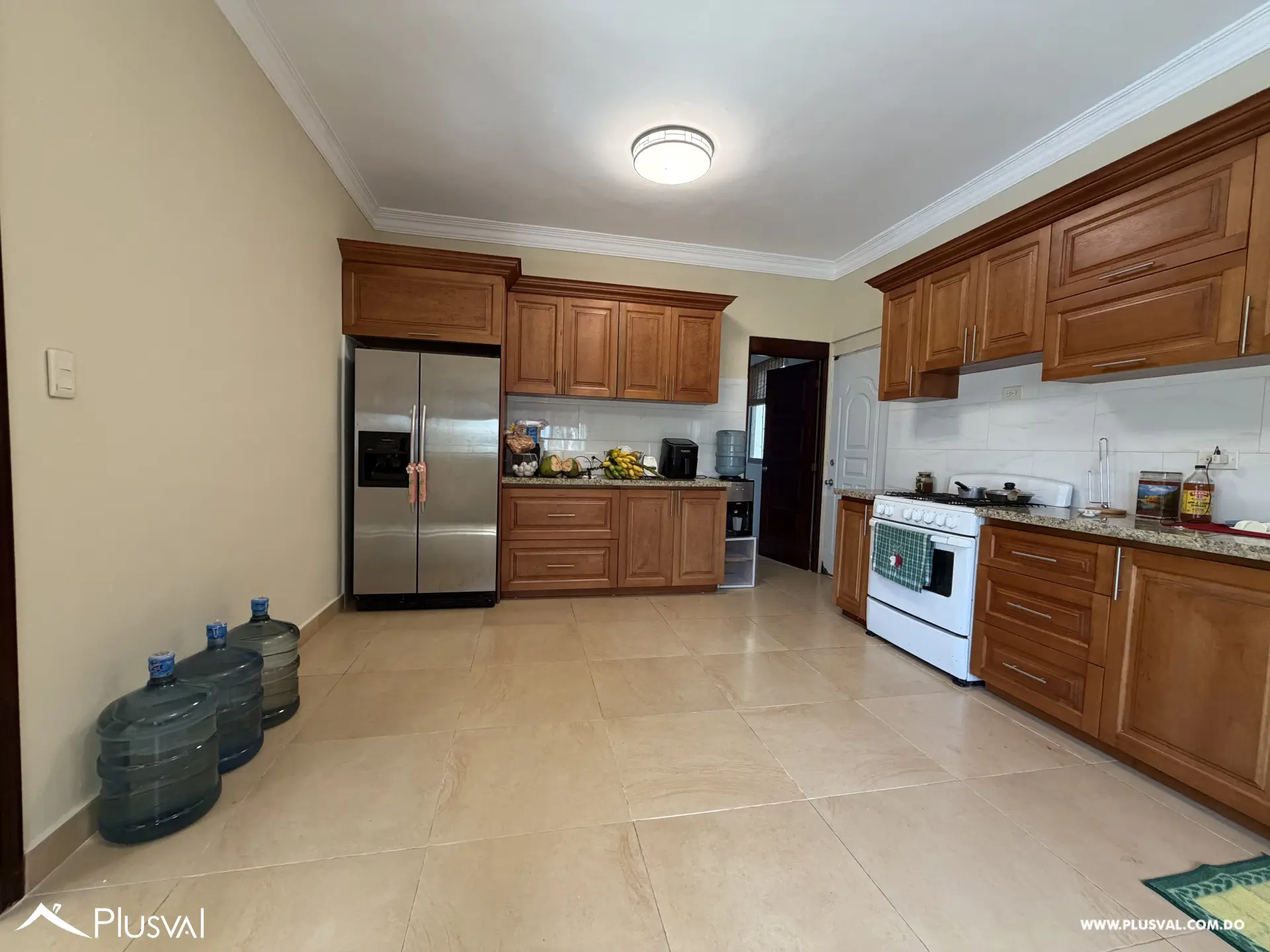Casa de 3 Niveles con Piscina y Área Social en Juan Dolio 513229