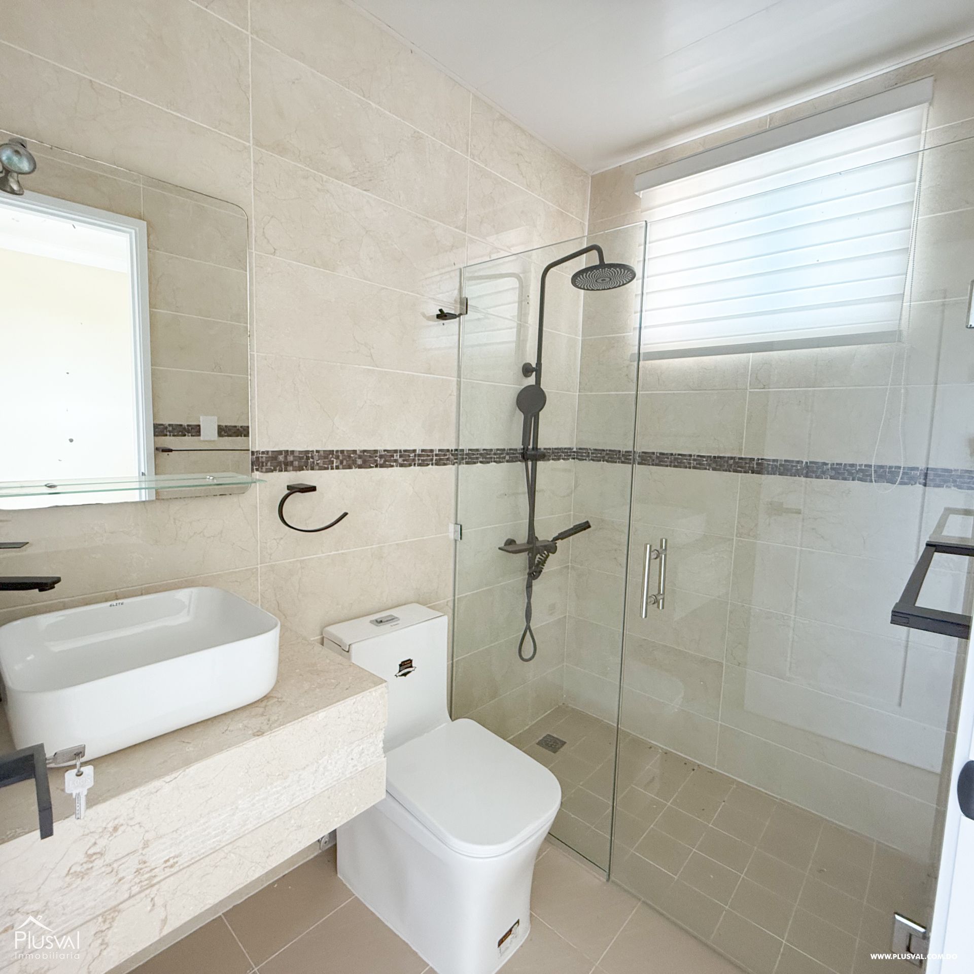 Venta de apartamento en Exclusiva Área de Santiago con parqueos techados. 397815