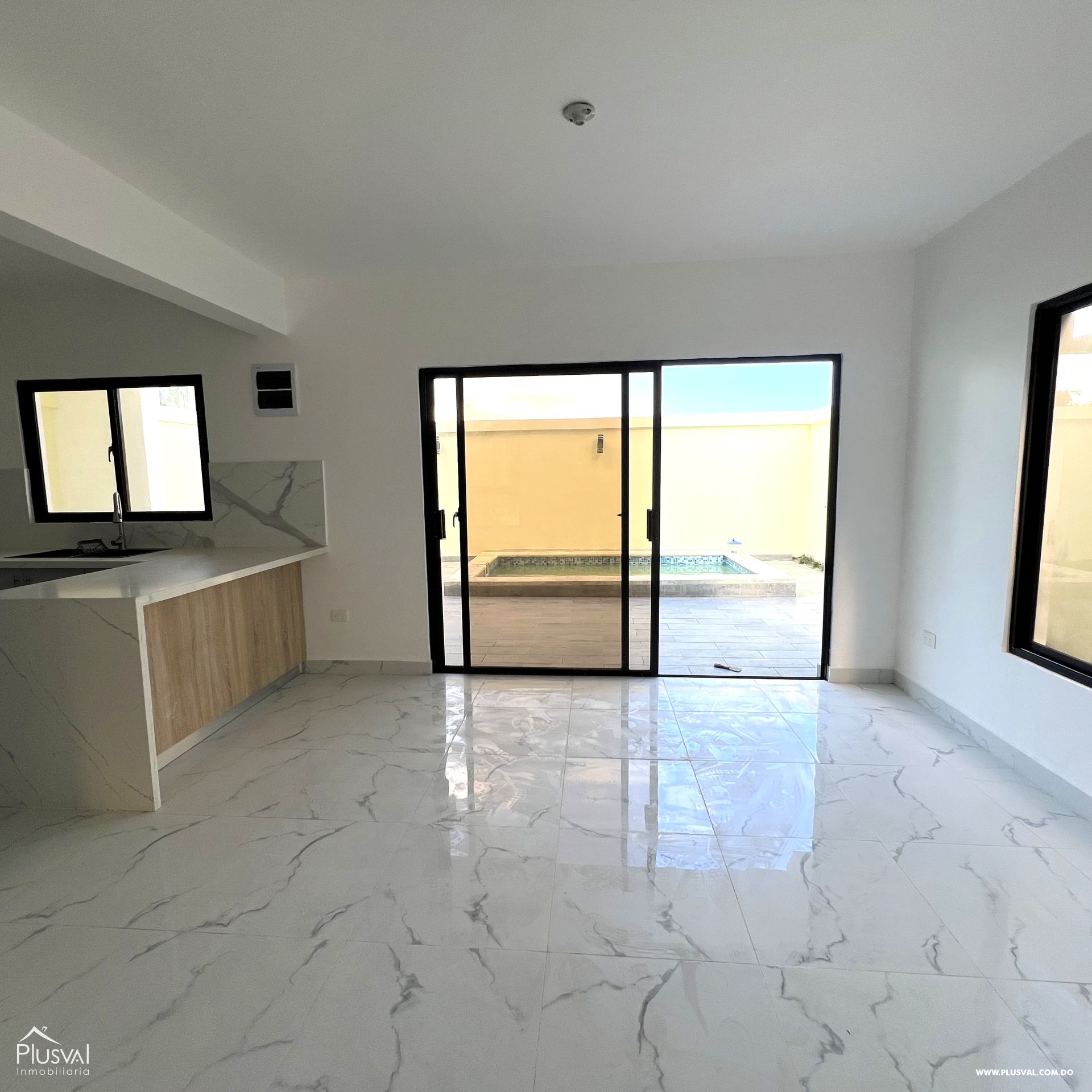 Venta de villa con patio y piscina 423517