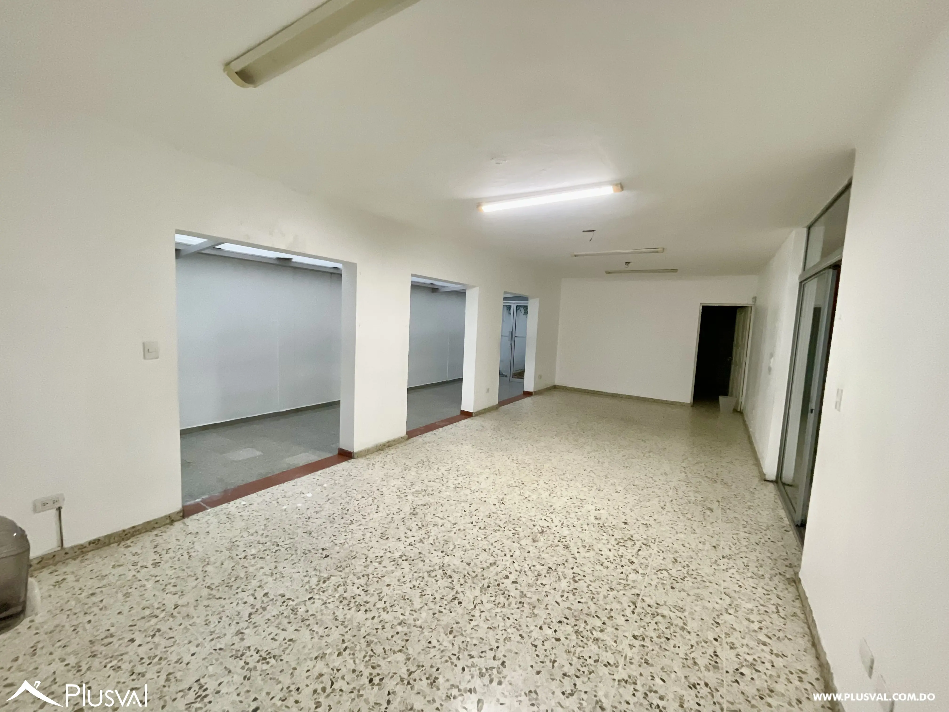 Amplio Local Comercial en el Ensanche Julieta 468555
