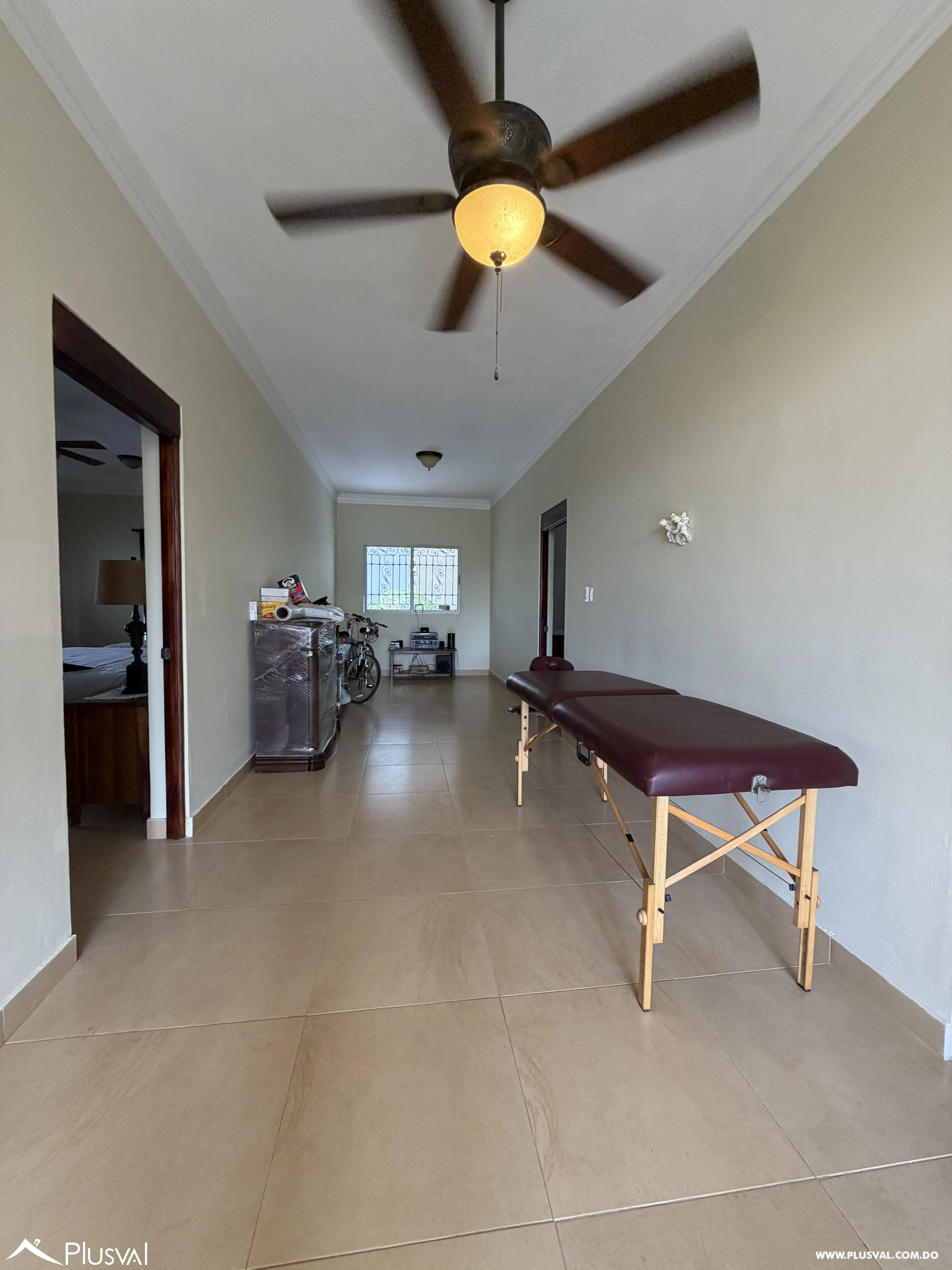 Casa de 3 Niveles con Piscina y Área Social en Juan Dolio 513235