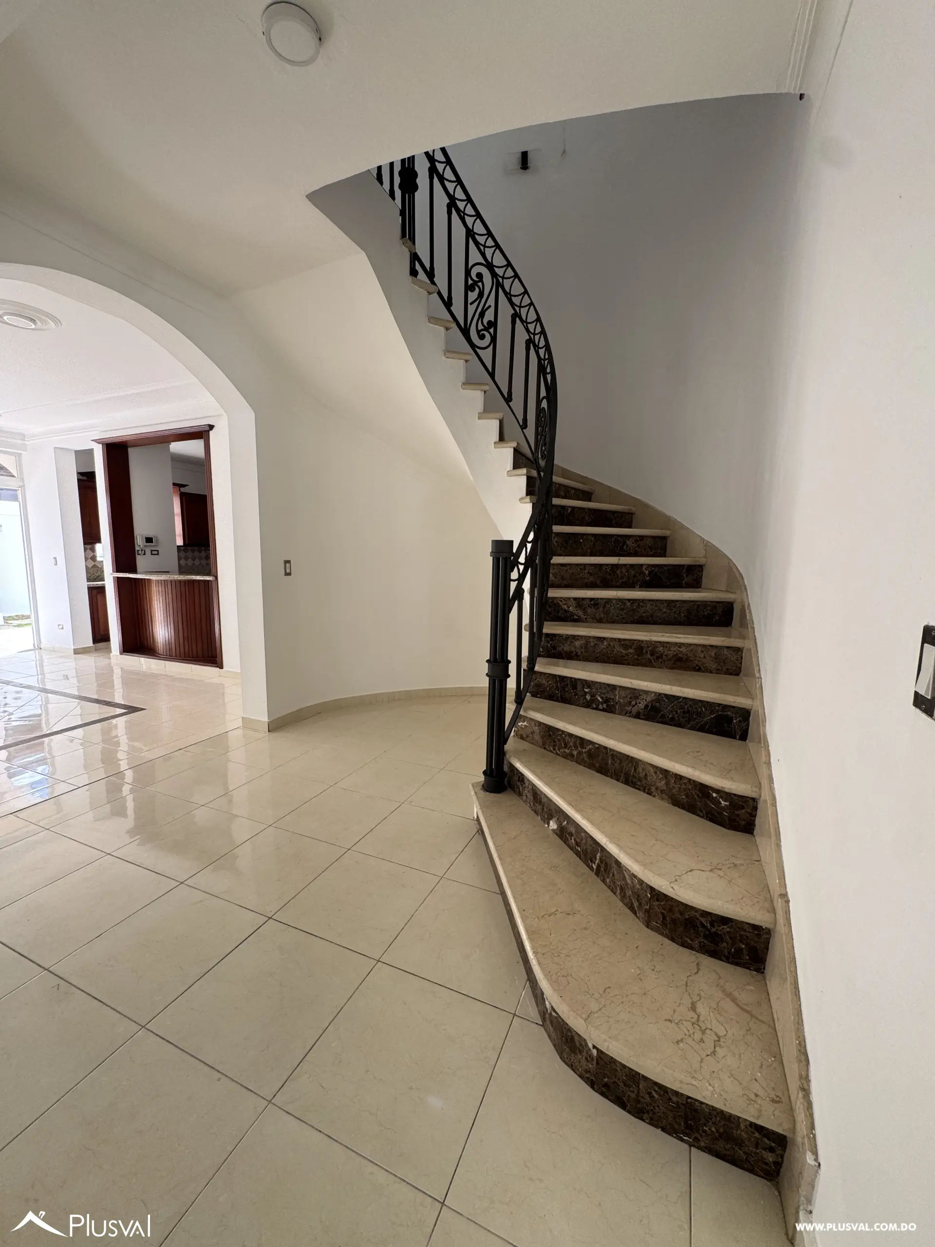 Casa de Dos Niveles en Alquiler en Exclusivo Complejo Habitacional Privado 528687