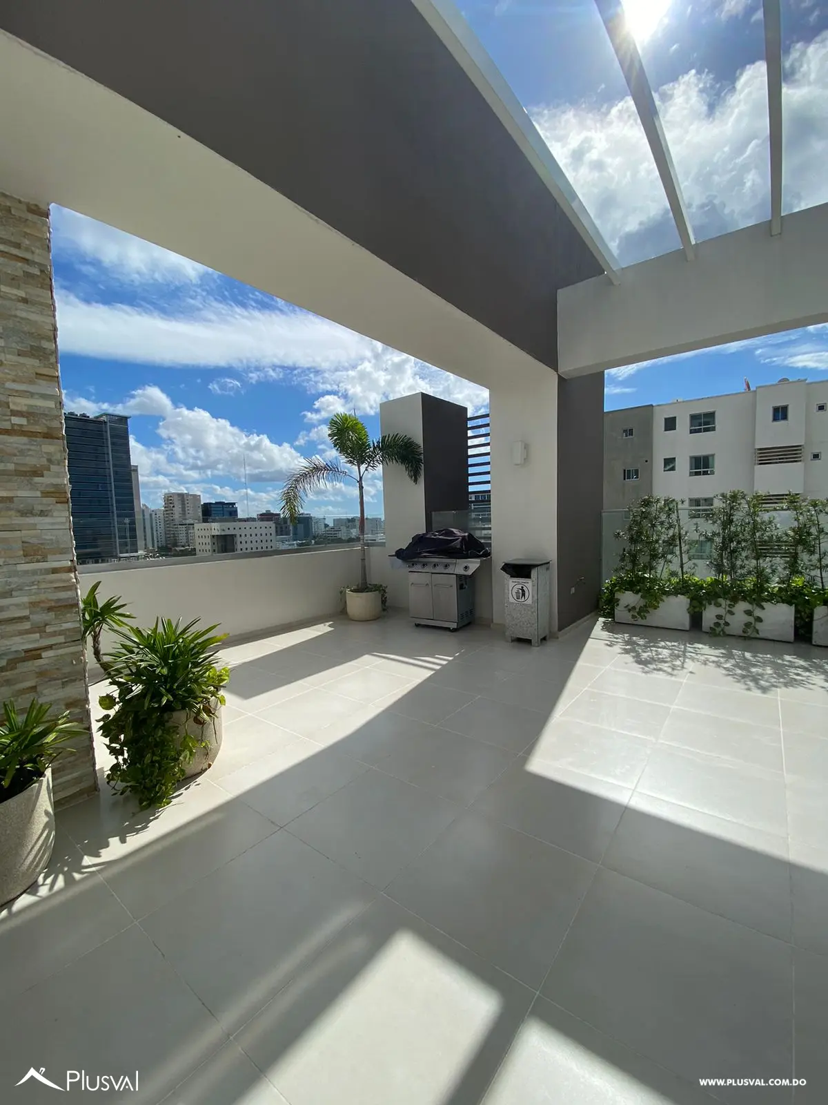 Amplio apartamento para alquiler en Evaristo Morales. 472748