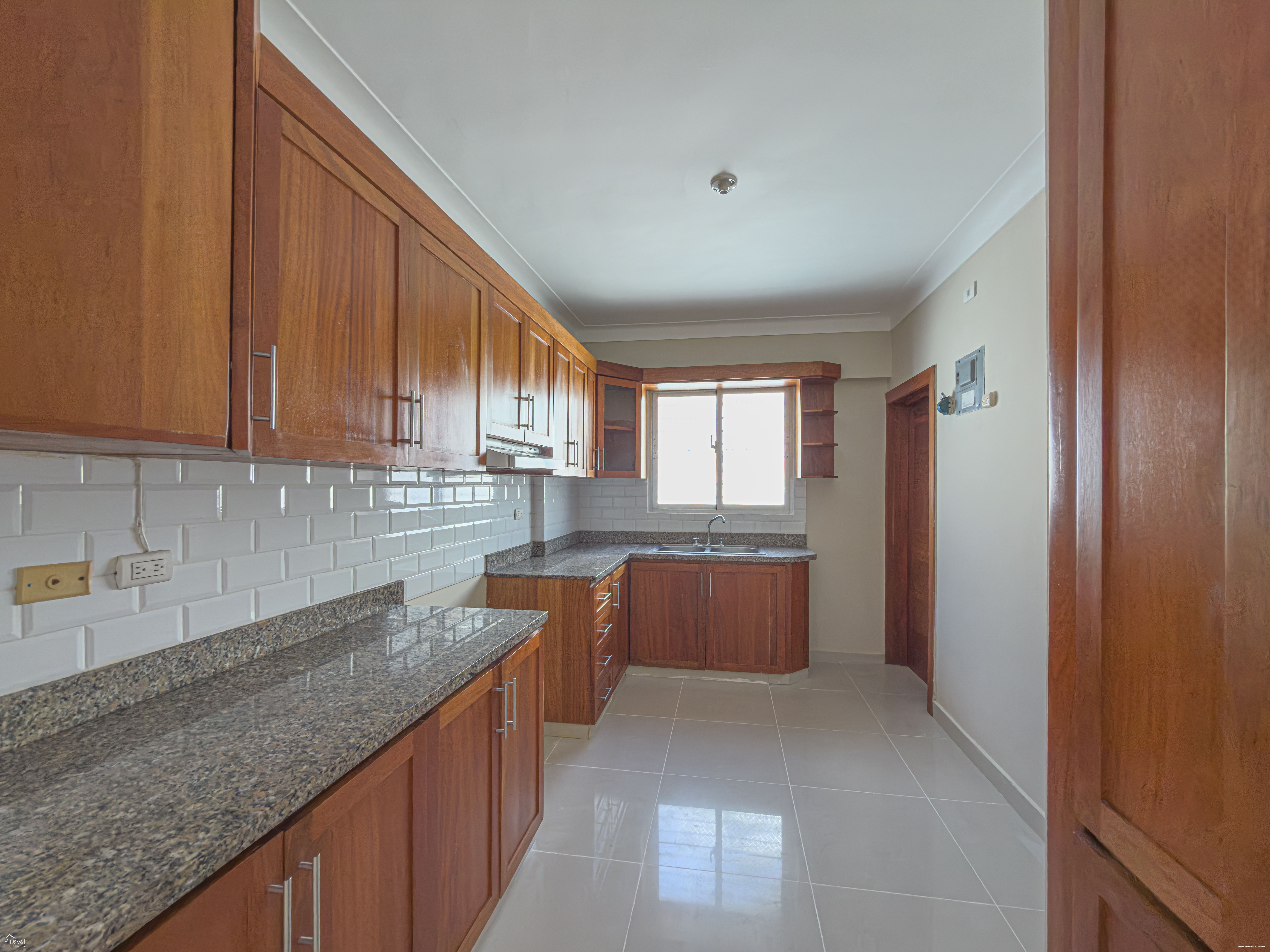 Apartamento en Alquiler 6to nivel en Los Restauradores con 3 Habitaciones 476330