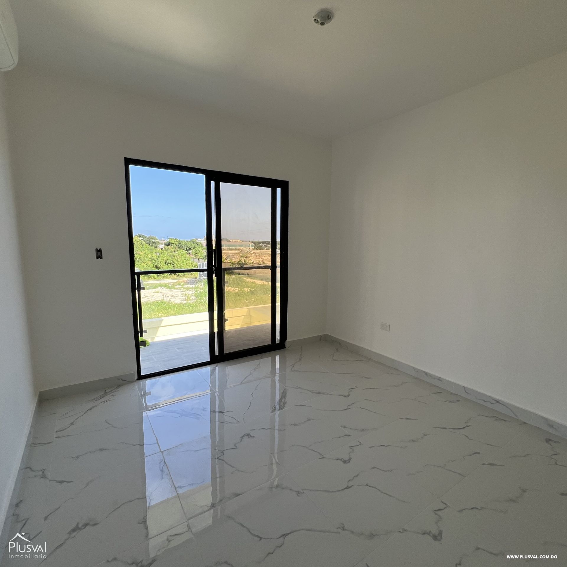 Venta de villa con patio y piscina 423515