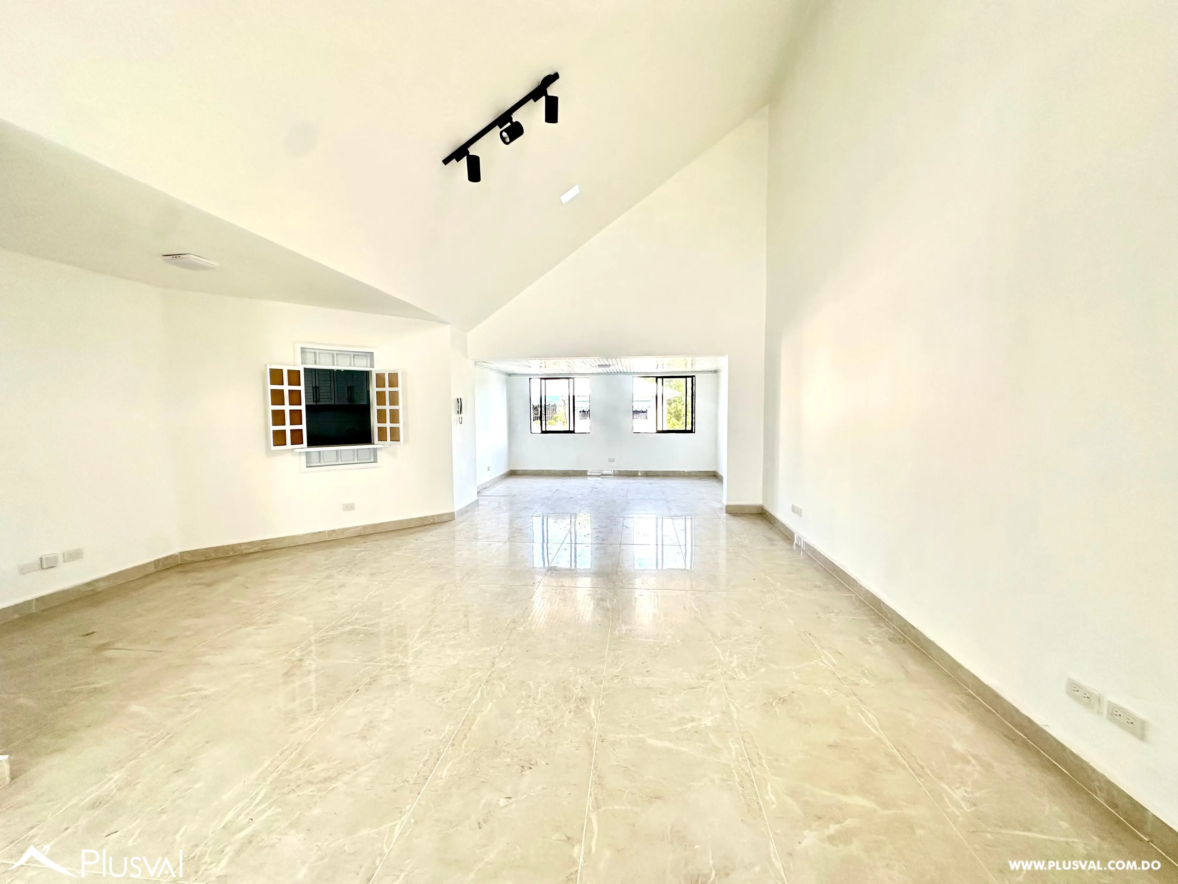 Apartamento de 3 habitaciones en Evaristo Morales 525954