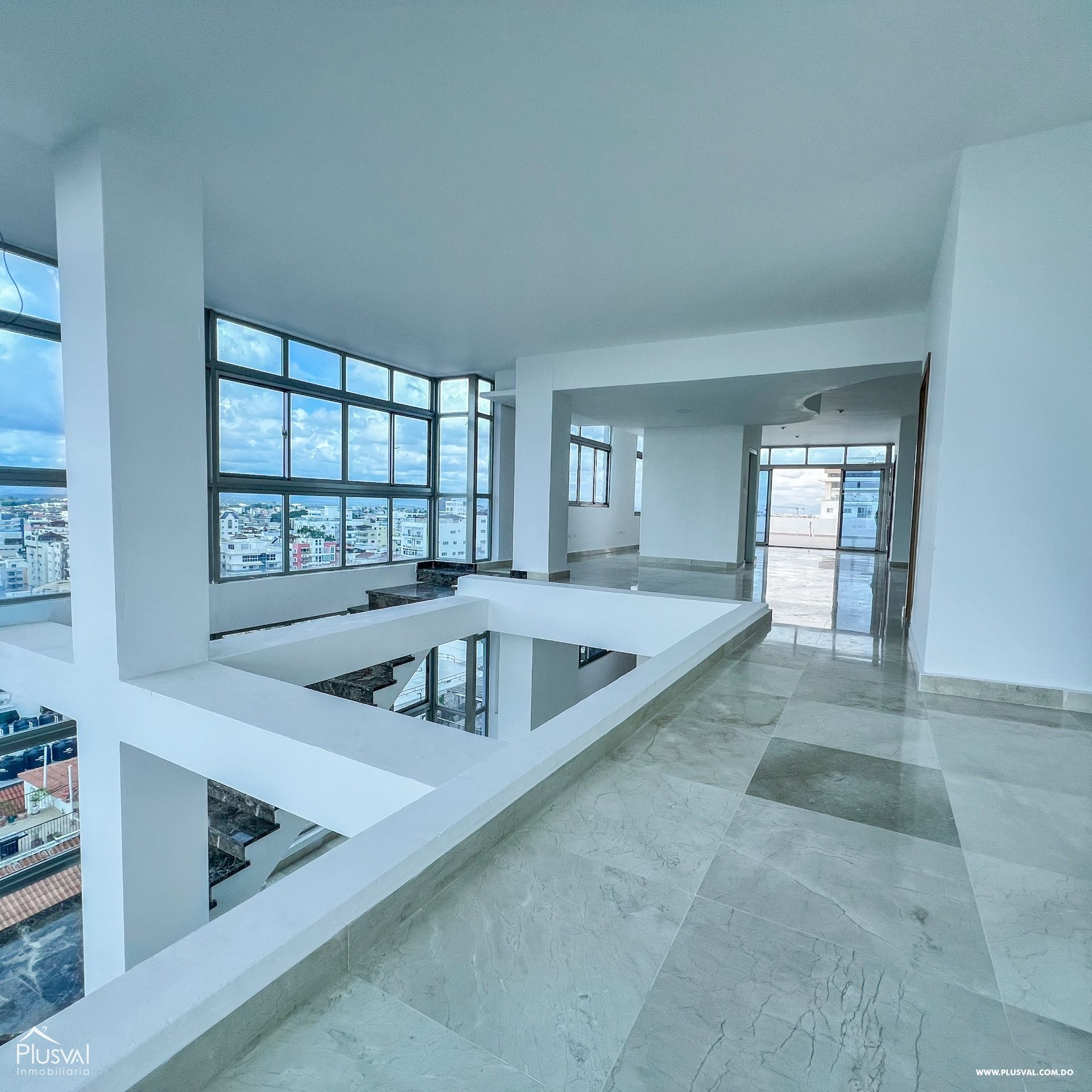 Impresionante PentHouse de tres niveles a pasos del parque Mirador Sur, con ascensor interno. 435399