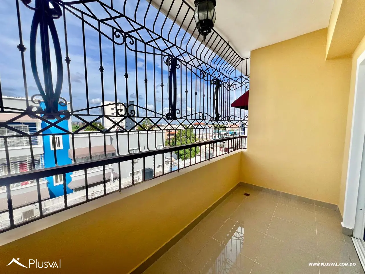 Apartamento en Venta en Ensanche Ozama con Cocina Remodelada y Amplio Balcón 479337