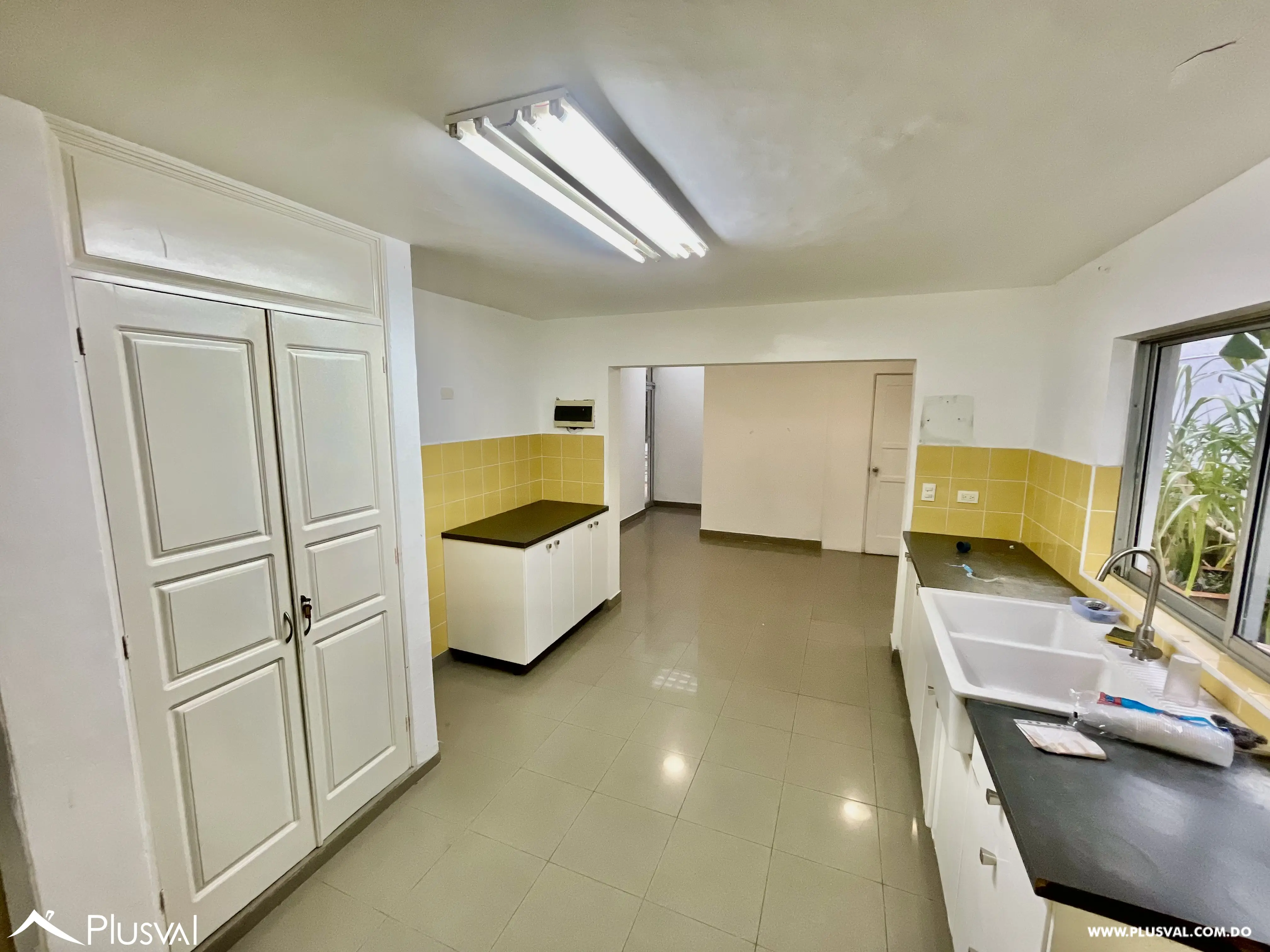 Amplio Local Comercial en el Ensanche Julieta 468559