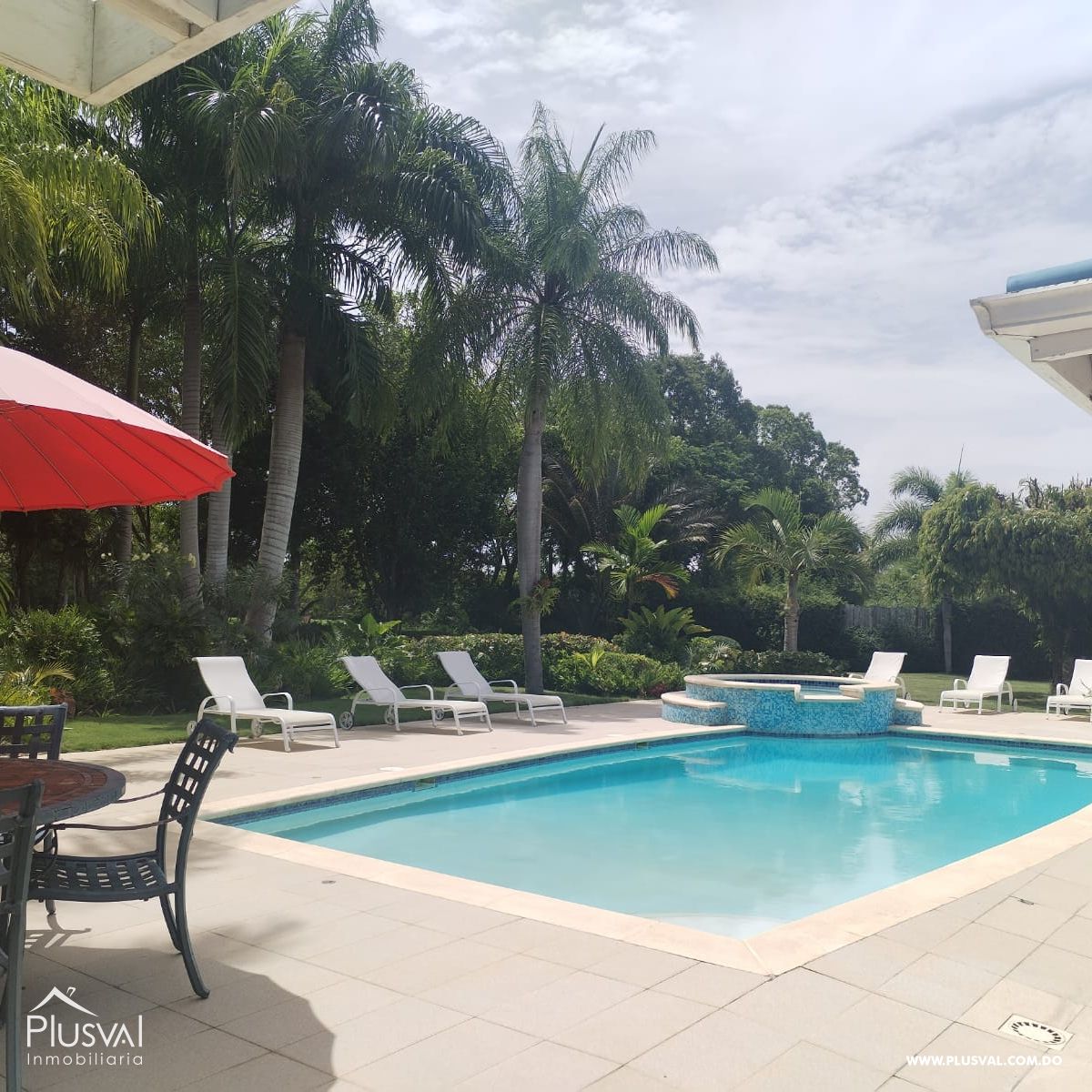 Villa en Guavaberry de dos niveles con vista hacia la piscina y campo de golf. 367979