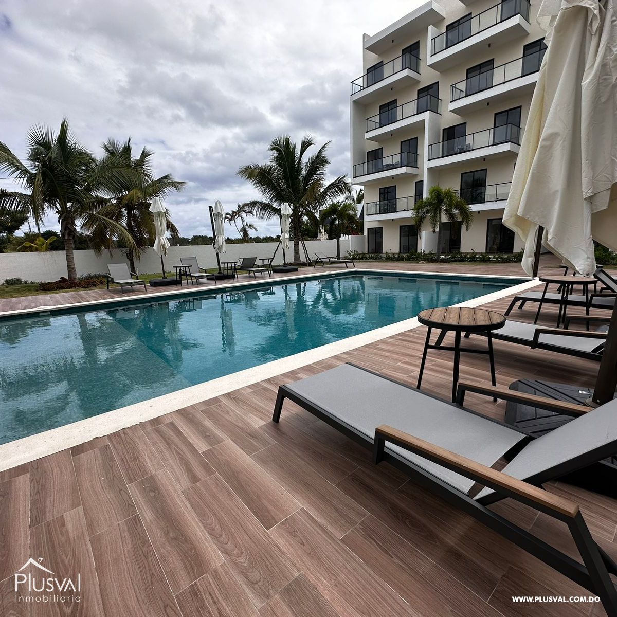 Apartamento amueblado en venta en central park at downtown punta cana con vista a la piscina 344113