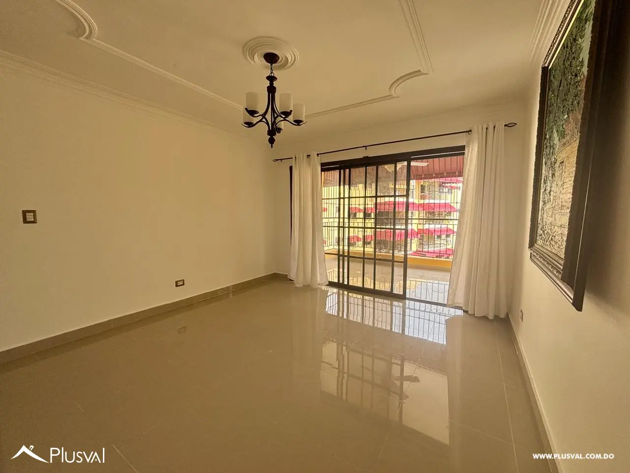 Amplio apartamento en alquiler, ubicado en Las Praderas. 526844