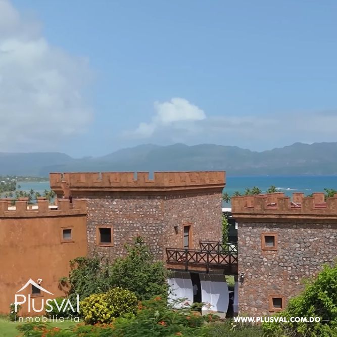 Encantador Castillo de Estilo Medieval con Vista al Mar 420963