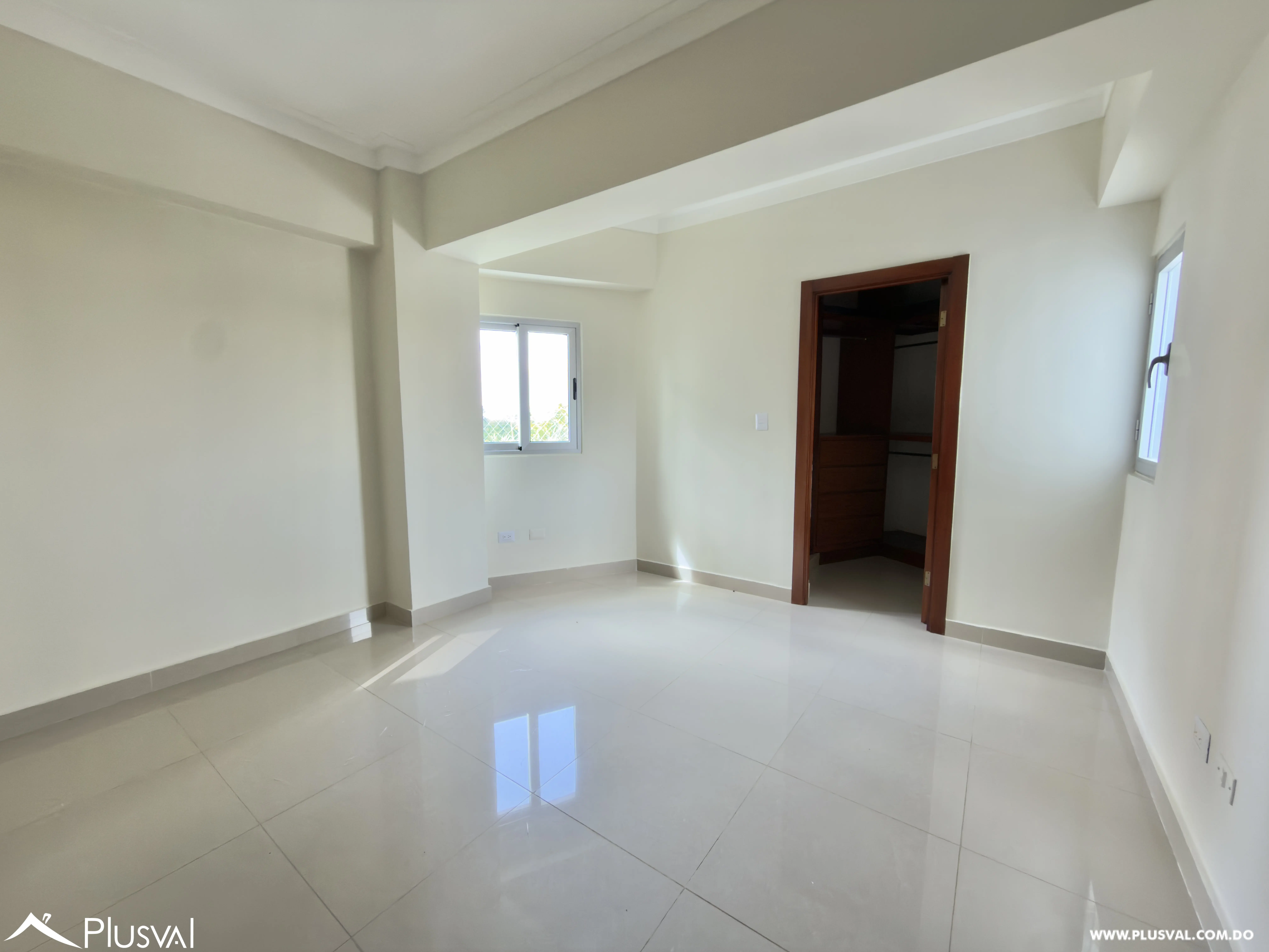 ALQUILER de amplio apartamento de 3 Habitaciones y 4 Parqueos en LOS CACICAZGOS 528863