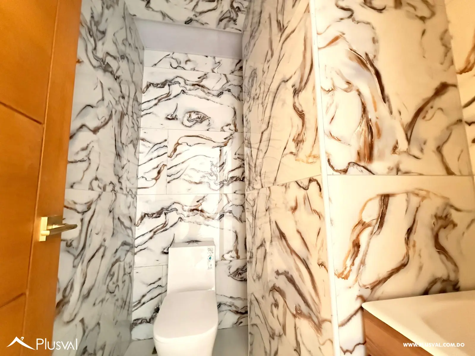 Exclusivo apartamento con balcón tipo terraza en alquiler en Alma Rosa I 478752