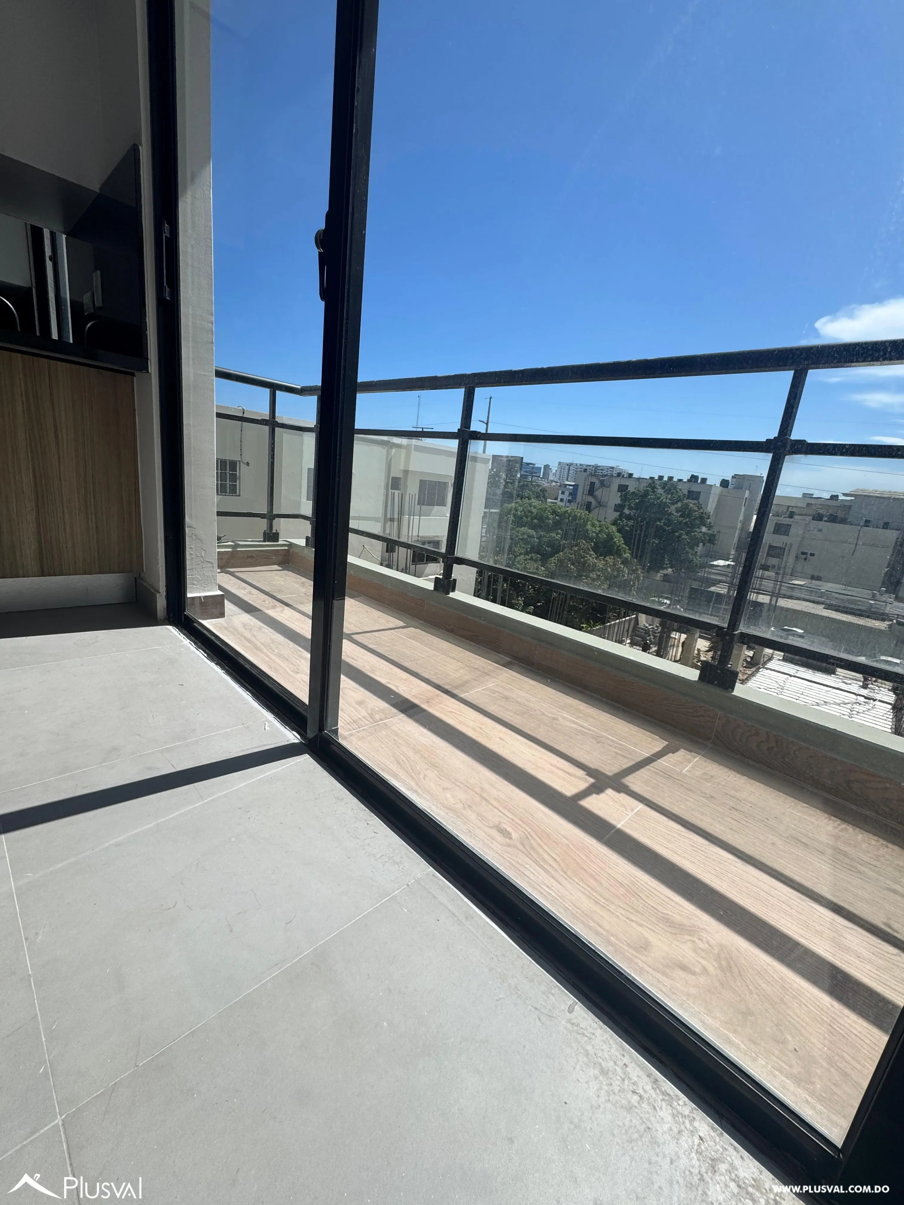 Alquiler de comodo apartamento en torre moderna de Evaristo Morales 458207