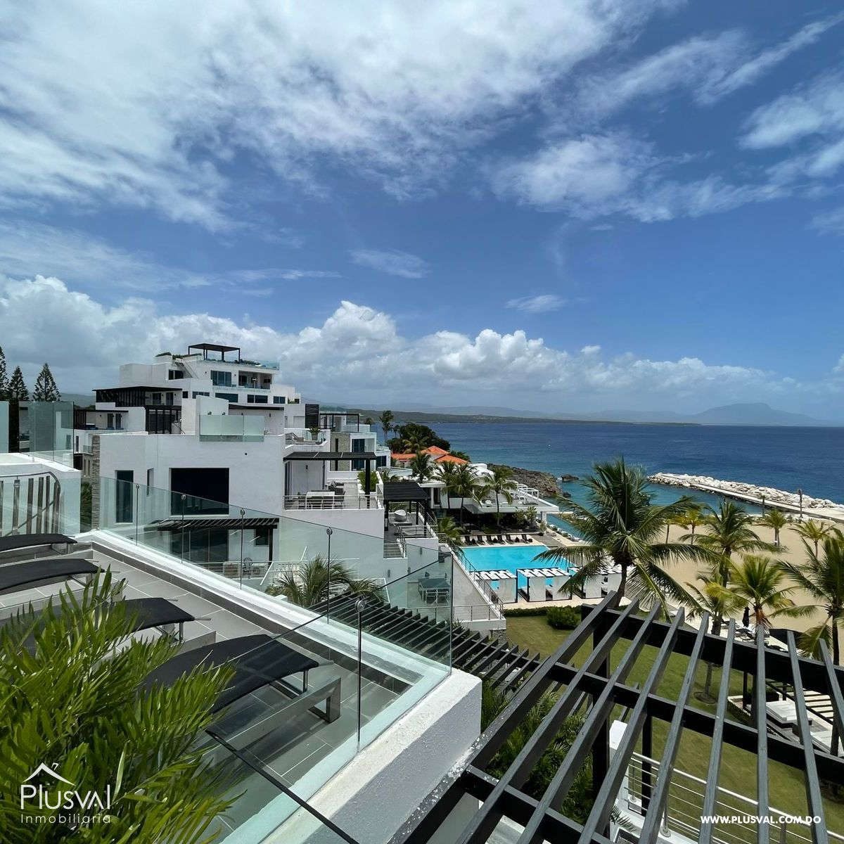 Exclusivo Penthouse de 2 niveles en Proyecto Cerrado Frente al Mar. 230397