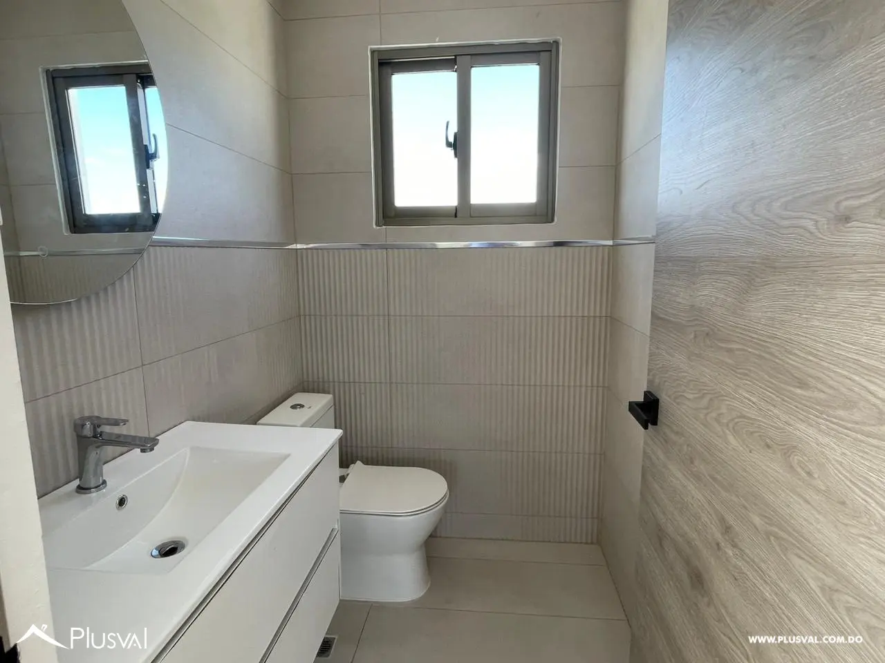Apartamento en 1er Nivel con Tres Habitaciones y Family Room en La Vega 524710