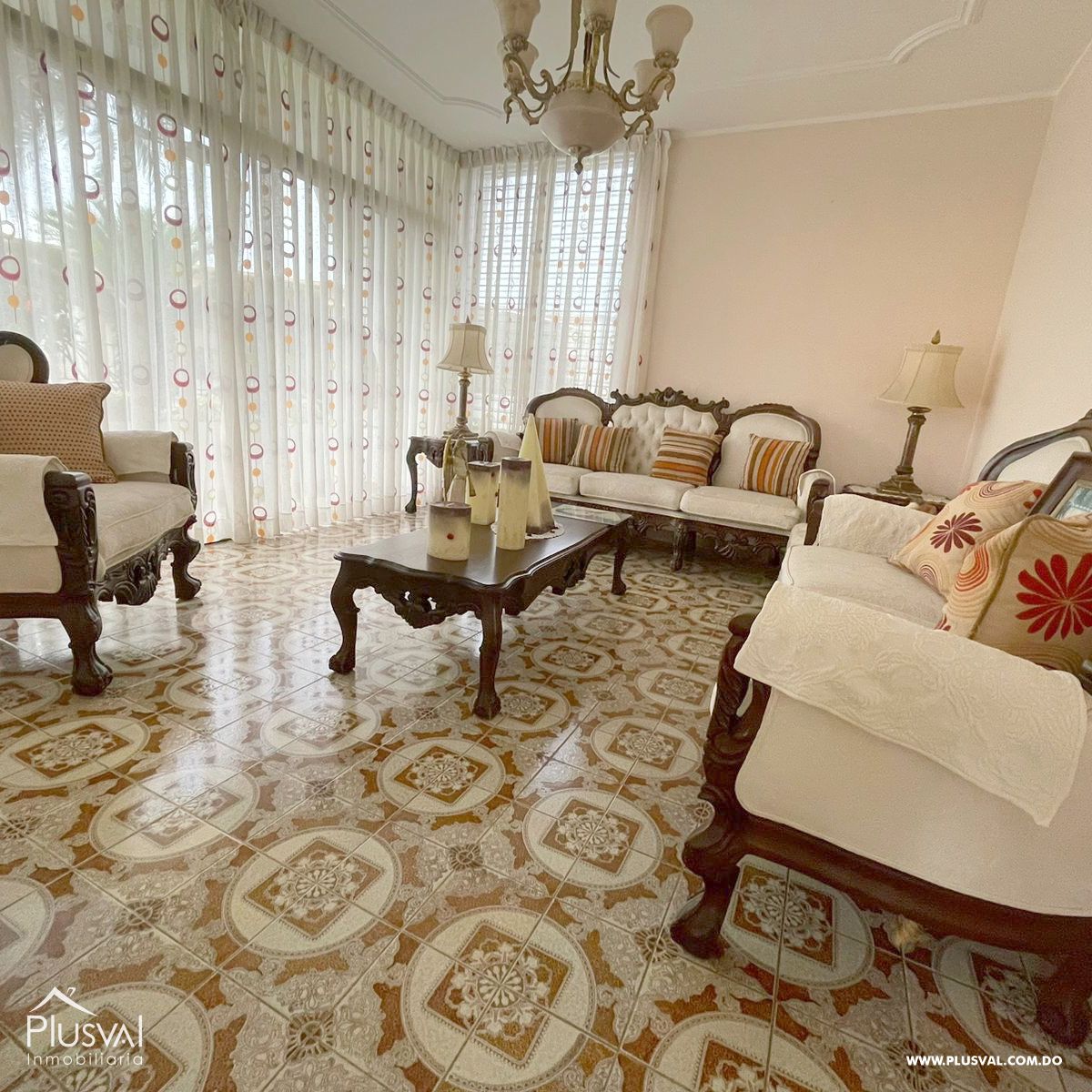 Hermosa casa con amplio patio, ubicada en zona privilegiada de Santiago. 290668