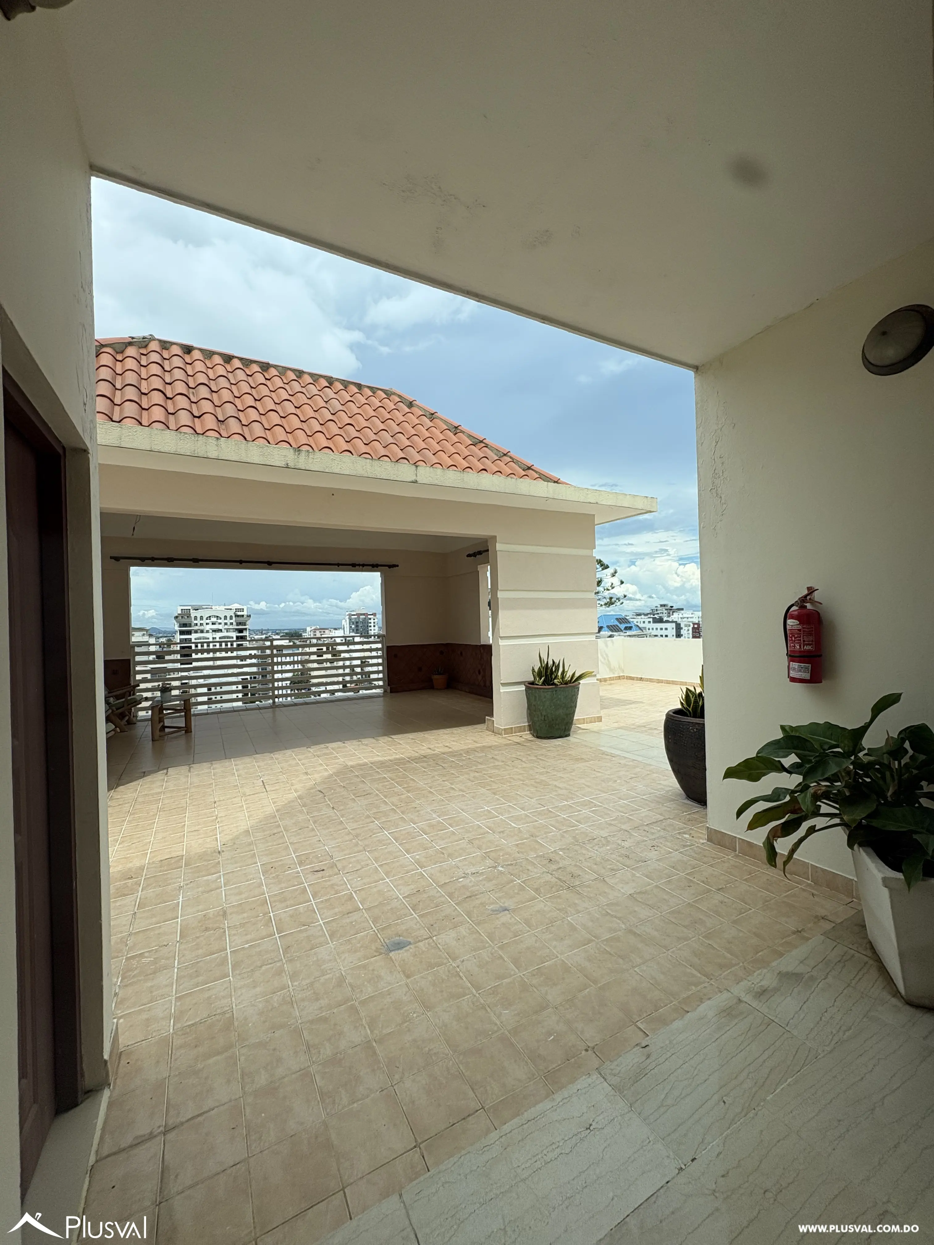Apartamento en alquiler en el centro de Naco super amplio y piso alto 535137