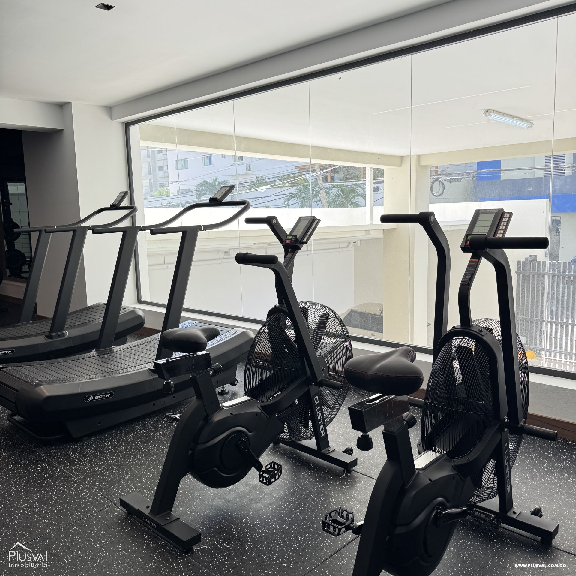 Apartamento en alquiler en Naco, piso 10, con línea blanca. Una habitación y dos baños completos. 391477