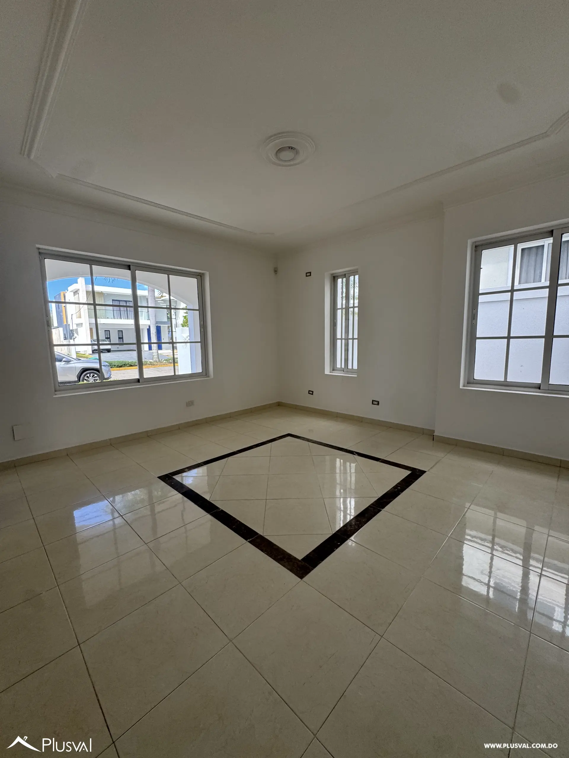 Casa de Dos Niveles en Alquiler en Exclusivo Complejo Habitacional Privado 528685