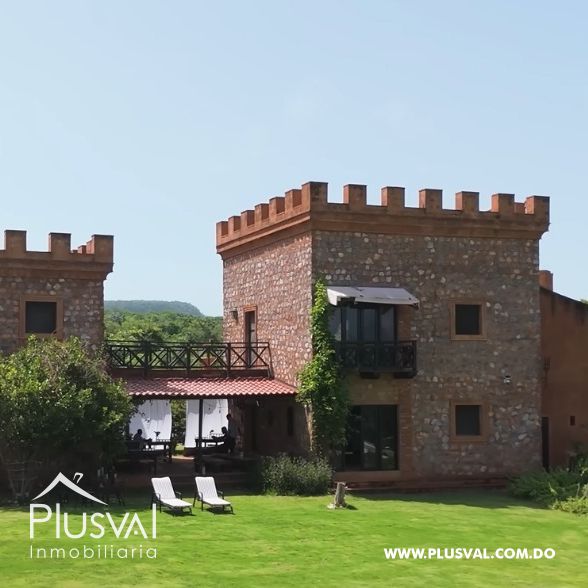 Encantador Castillo de Estilo Medieval con Vista al Mar 420966