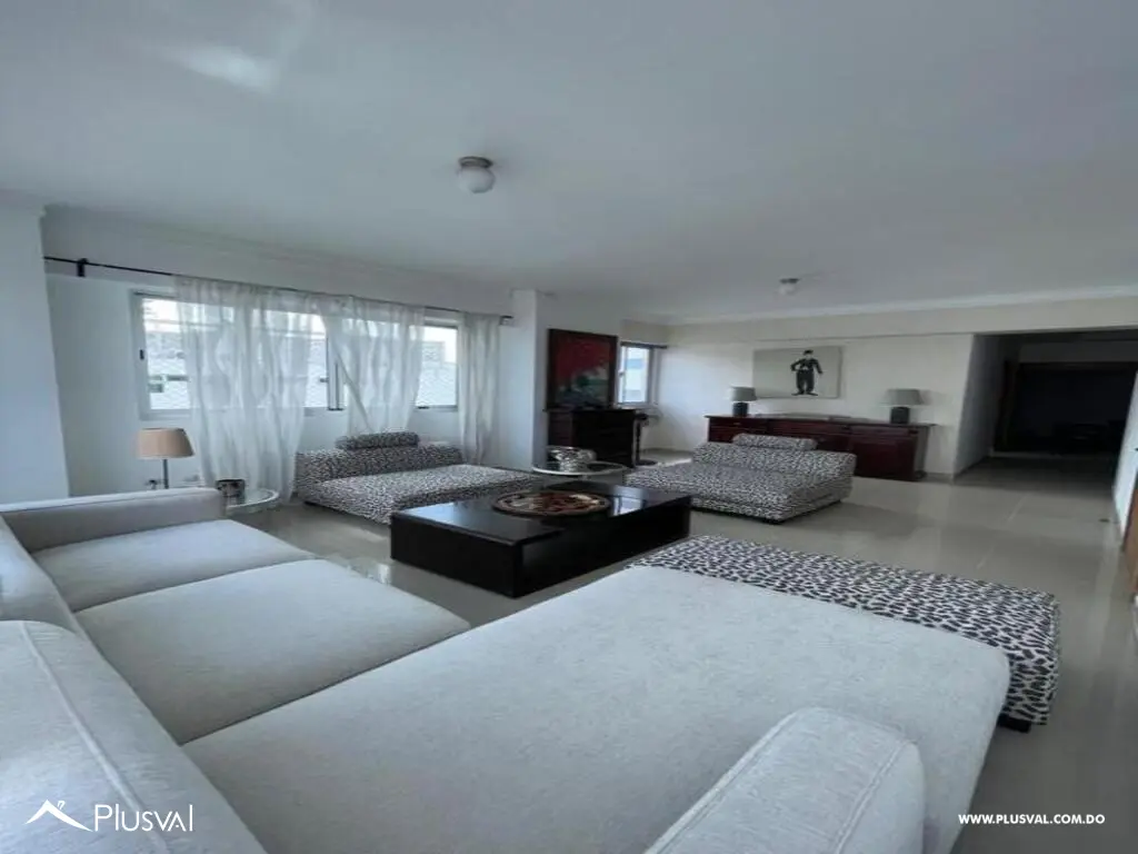 Se alquila amplio apartamento de 3 habitaciones y 2 parqueos. 469431