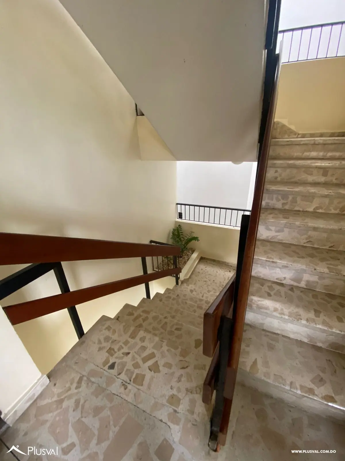 Apartamento en 3er Nivel Espacioso y en Alquiler en la Esmeralda, Santiago de los Caballeros 485353