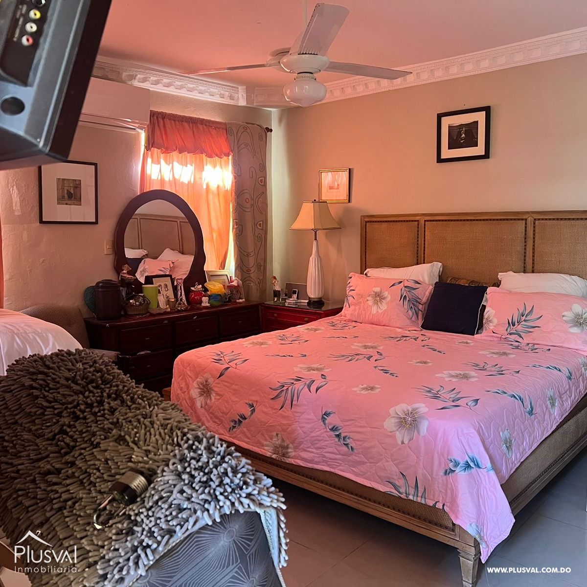 Casa en venta en Santo Domingo Este, mas una segunda casa con jacuzzi en el segundo piso. 381768