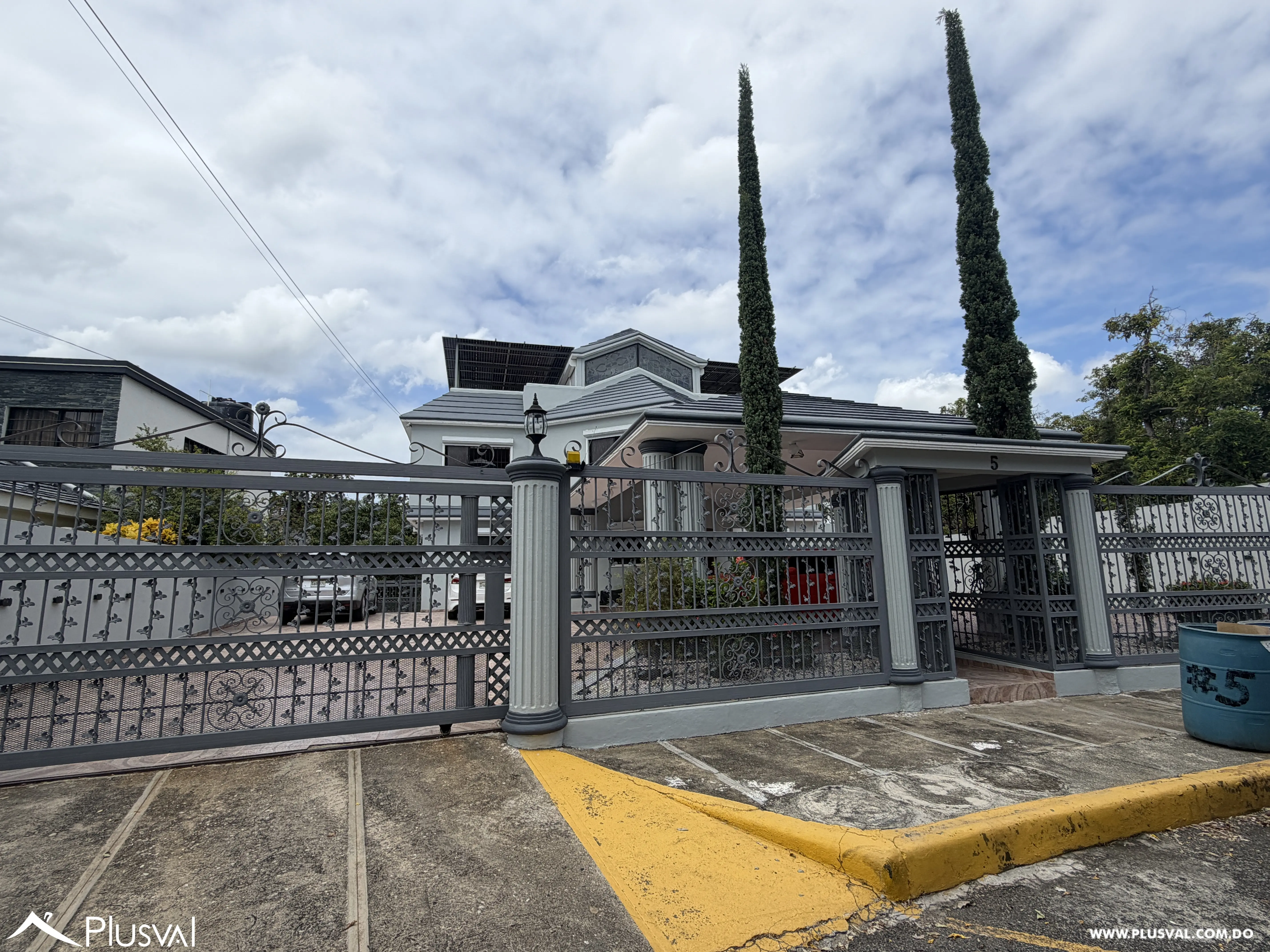 Amplia casa con piscina ubicada en Santo Domingo Oeste. 523643