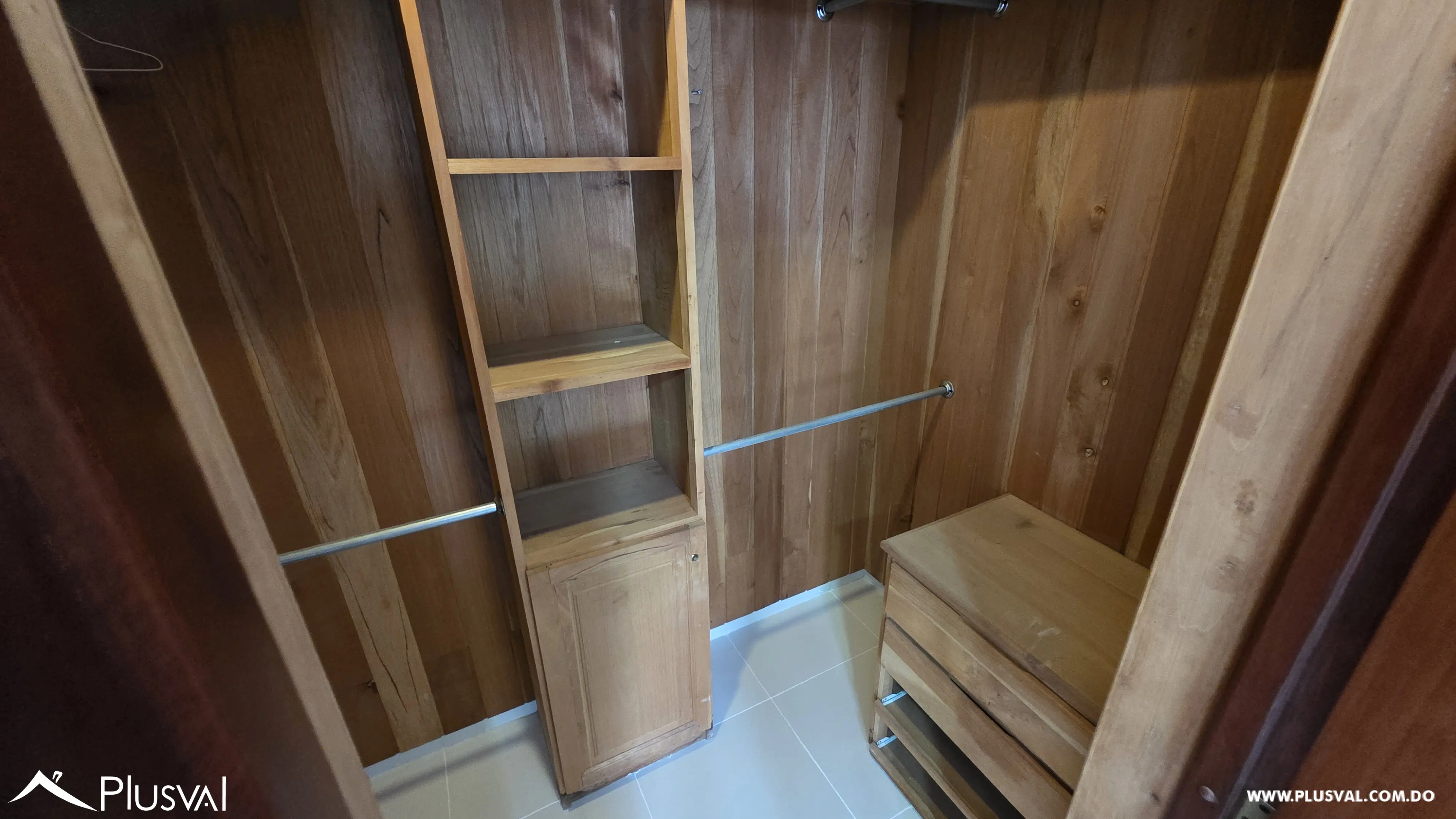 Amplio apartamento en alquiler en Evaristo Morales 536932