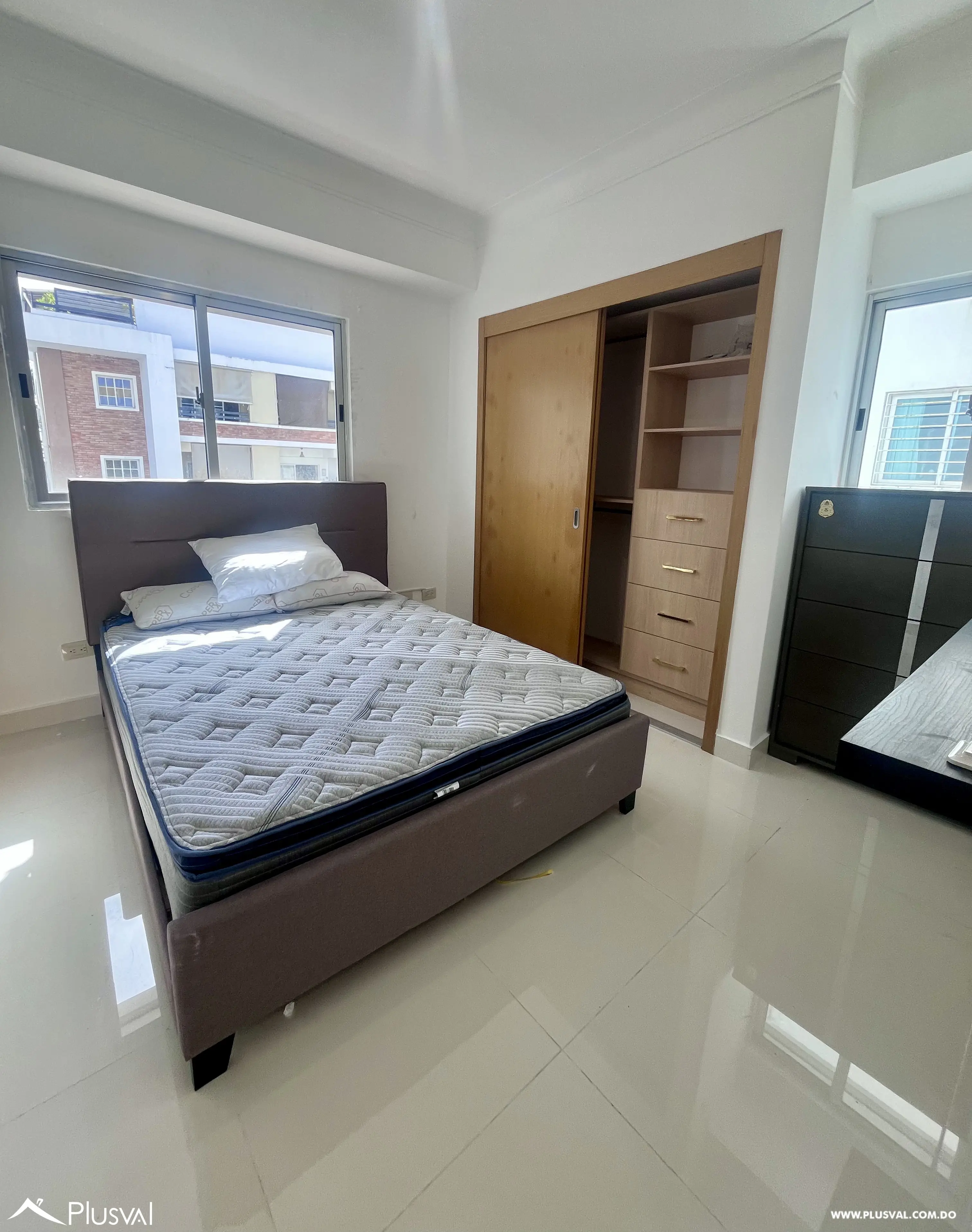 Amplio y moderno  apartamento en venta de  3 habitaciones en el millón 493685