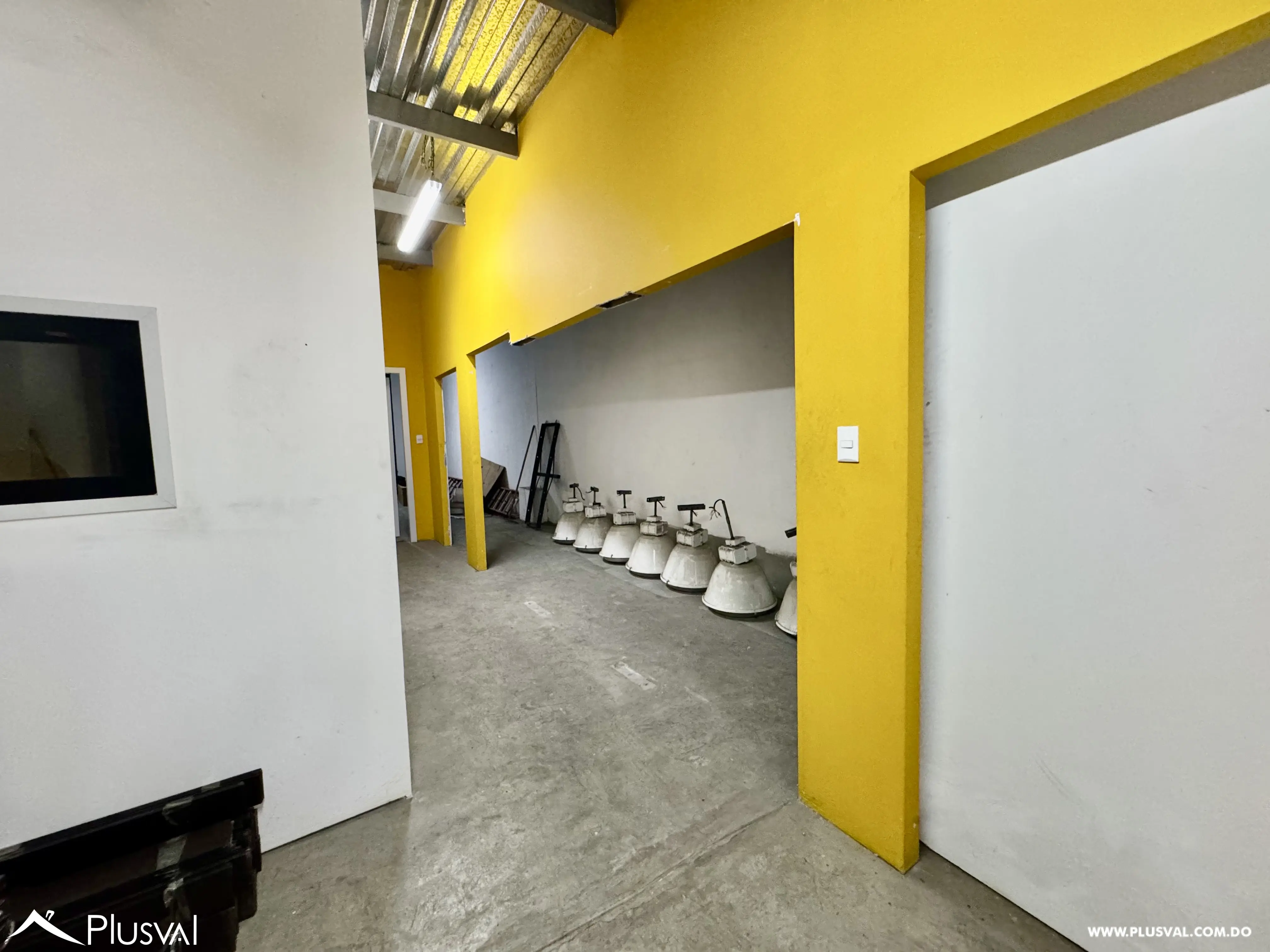 Alquilo Nave de 2 niveles  de 200 Mt2 en La Av. Isabel Aguiar 482814