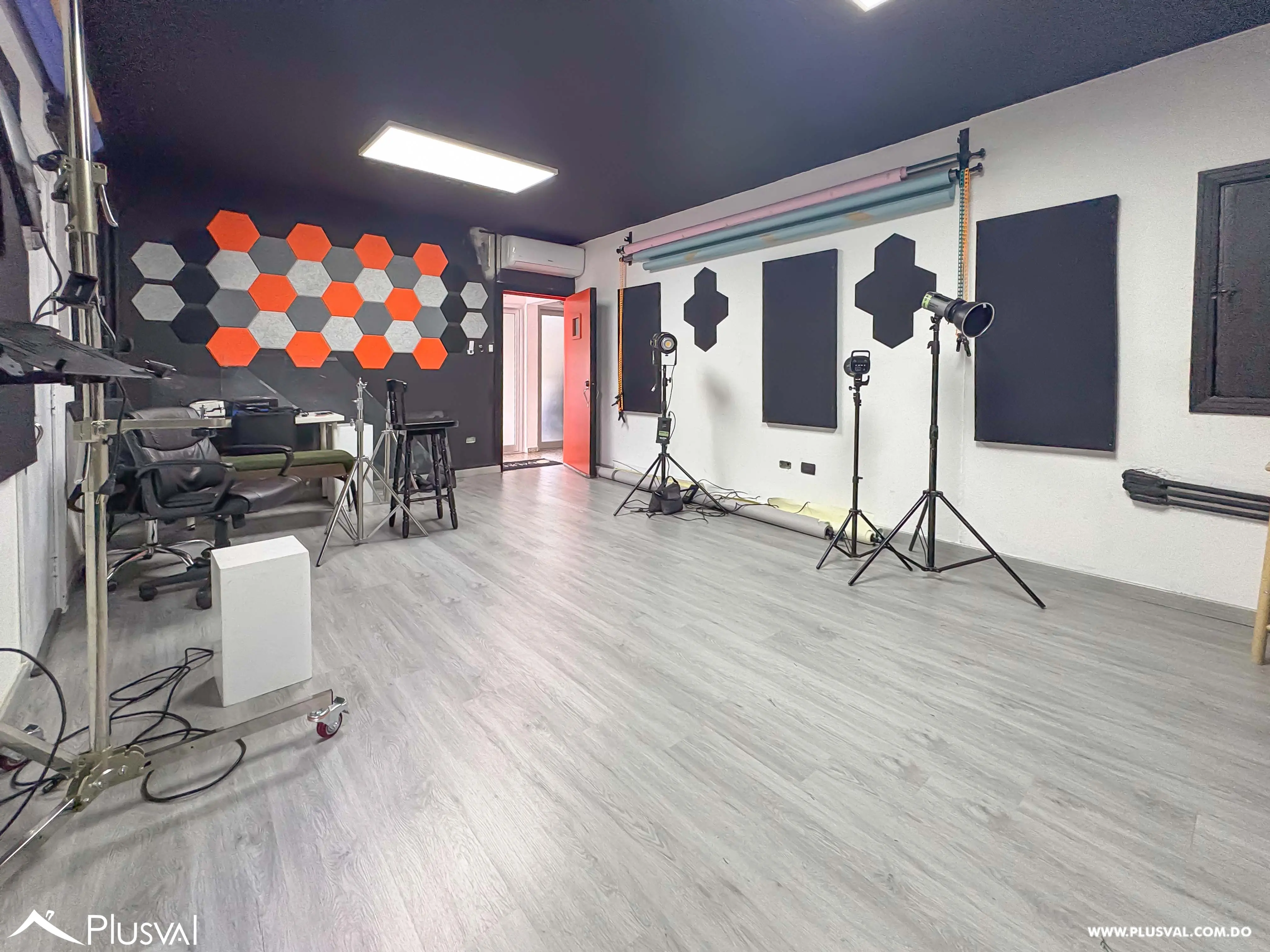 Propiedad Comercial de 2 Niveles en Arroyo Hondo con Patio y Oficinas 495696