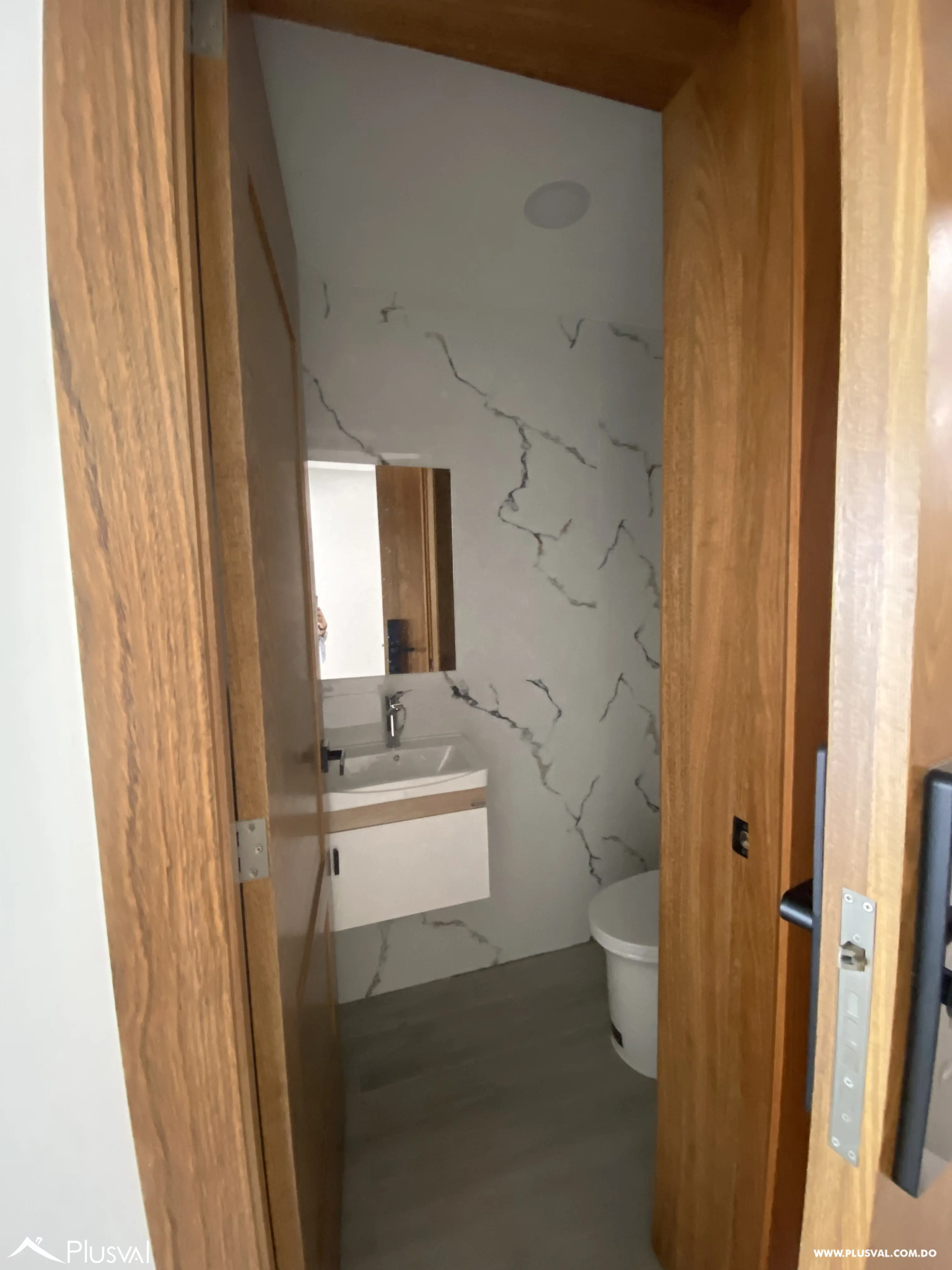 Apartamento en 4to nivel con ascensor, ubicado en una moderna torre próxima al Aeropuerto Internacional del Cibao, ideal para vivir o invertir. 518552