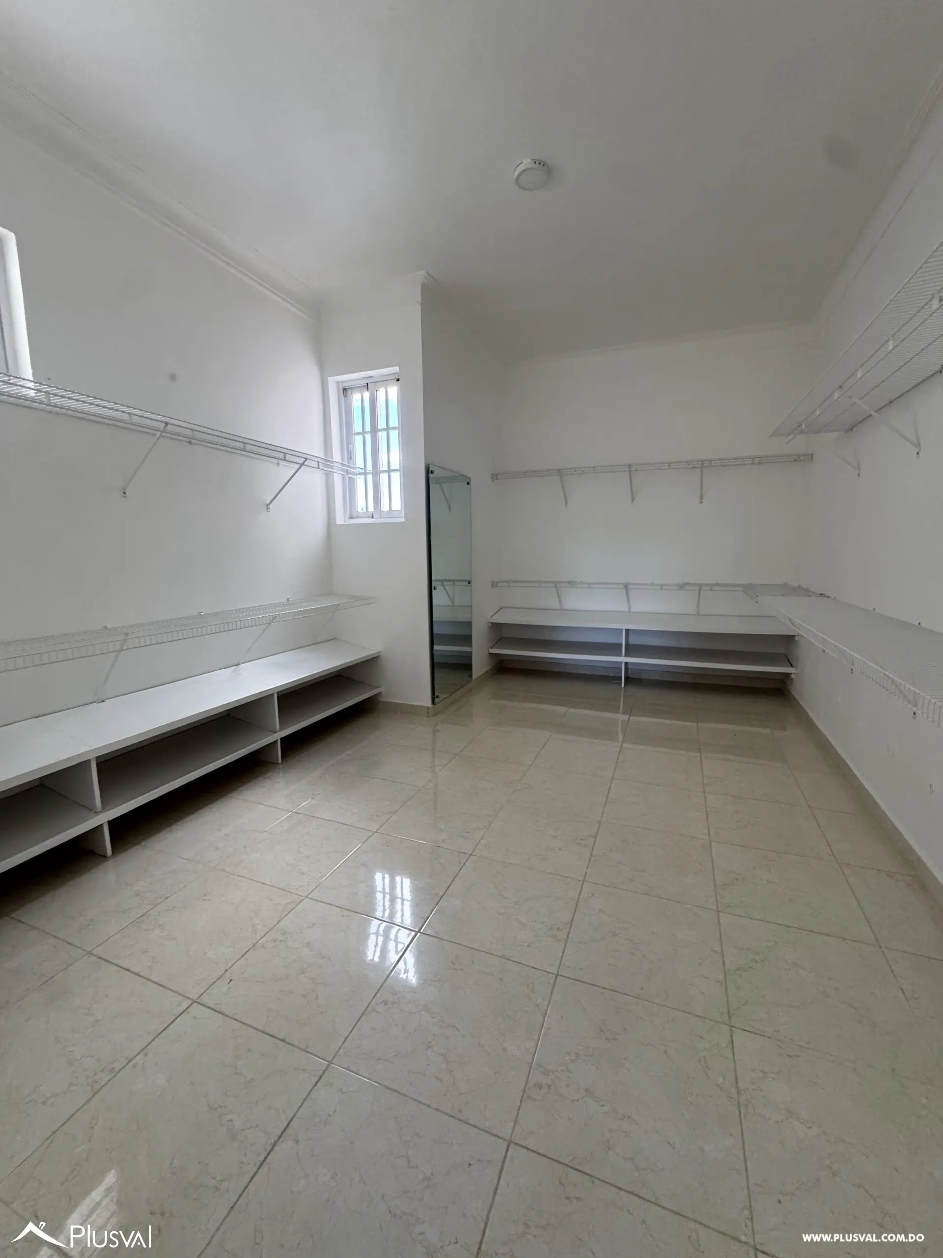 Casa de Dos Niveles en Alquiler en Exclusivo Complejo Habitacional Privado 528702