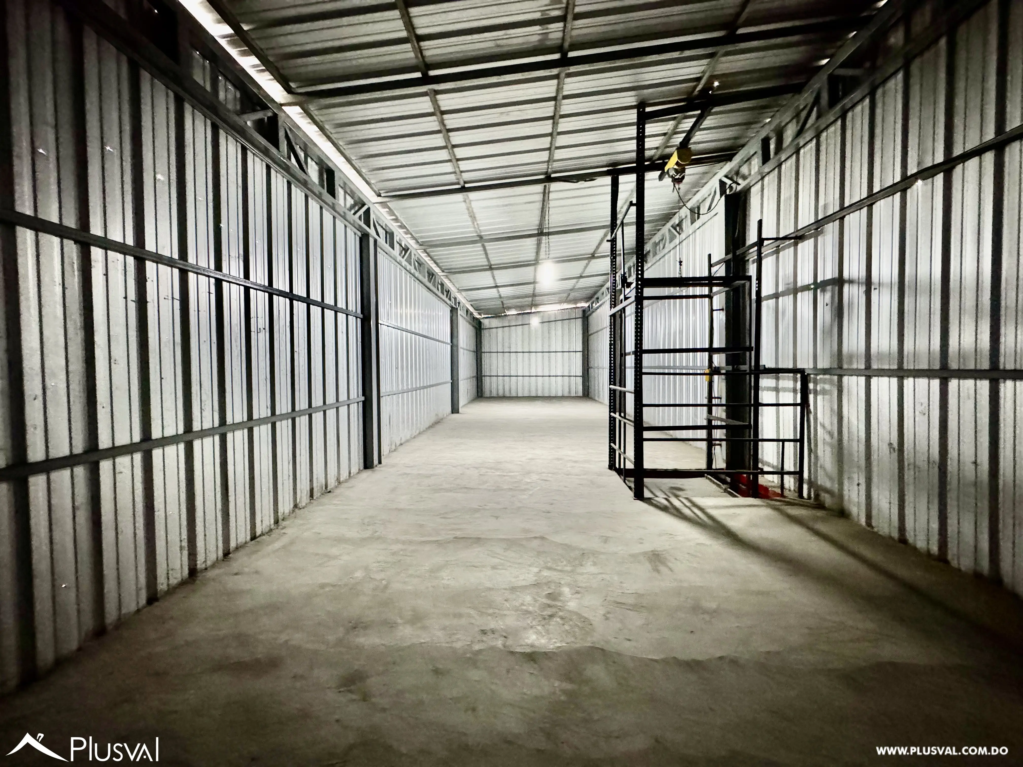 Alquilo Nave de 2 niveles  de 200 Mt2 en La Av. Isabel Aguiar 482819