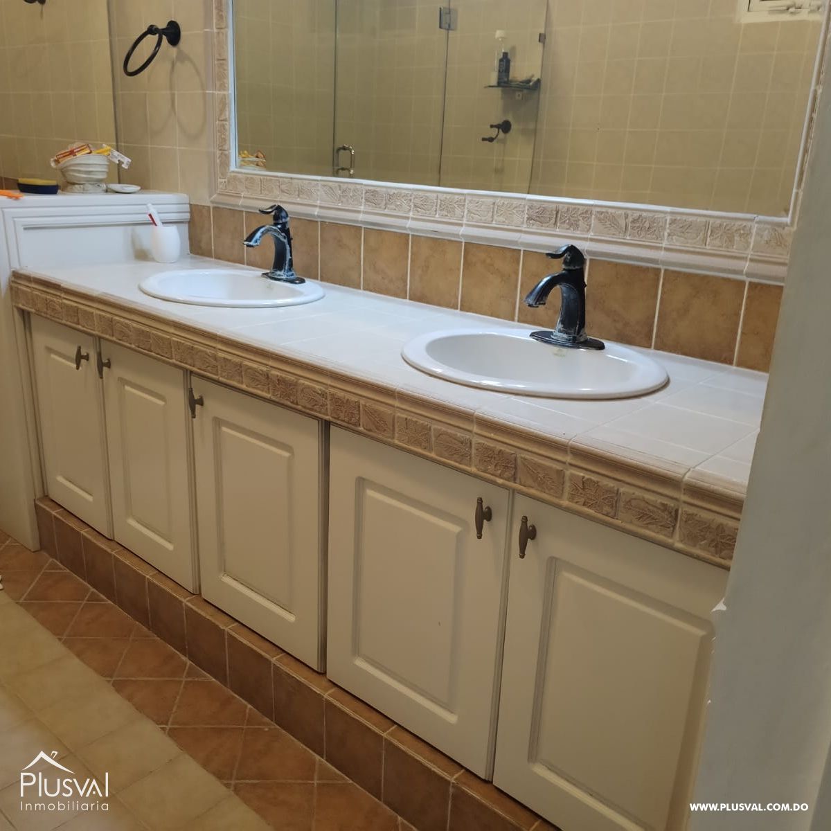 Villa en Guavaberry de dos niveles con vista hacia la piscina y campo de golf. 367961